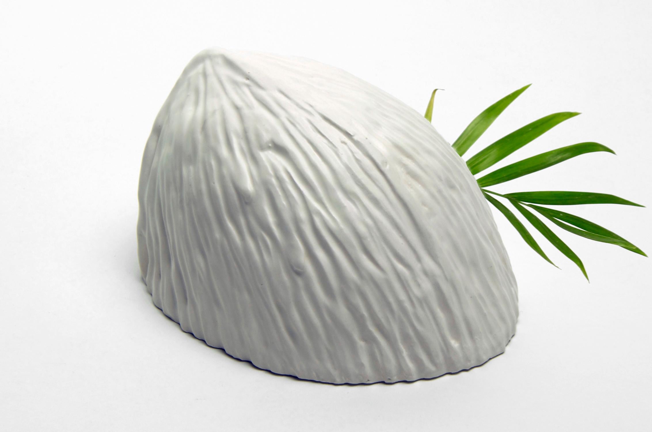 'Bowl I' Coconut by The Lost Camp, Porcelain Sculpture with Gold Luster (Gegossen) im Angebot