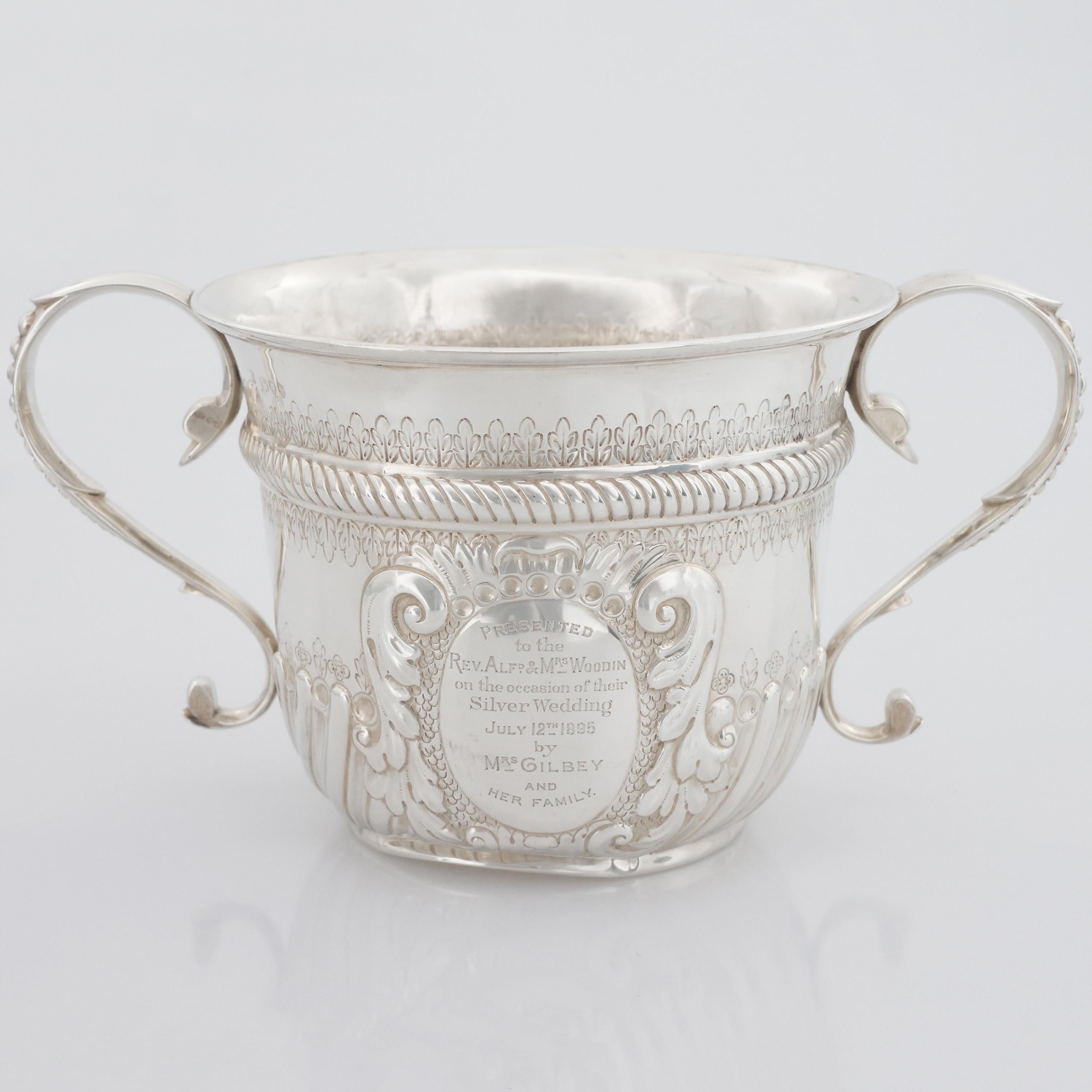 Descripción
Cuenco de plata esterlina Reina Victoria, Charles Stuart Harris, Londres, 1893
Cuenco de plata repujada y cincelada con dos asas. Cuerpo con motivos florales y geométricos. Cartela con dedicatoria.

Plata de ley marcada con 4