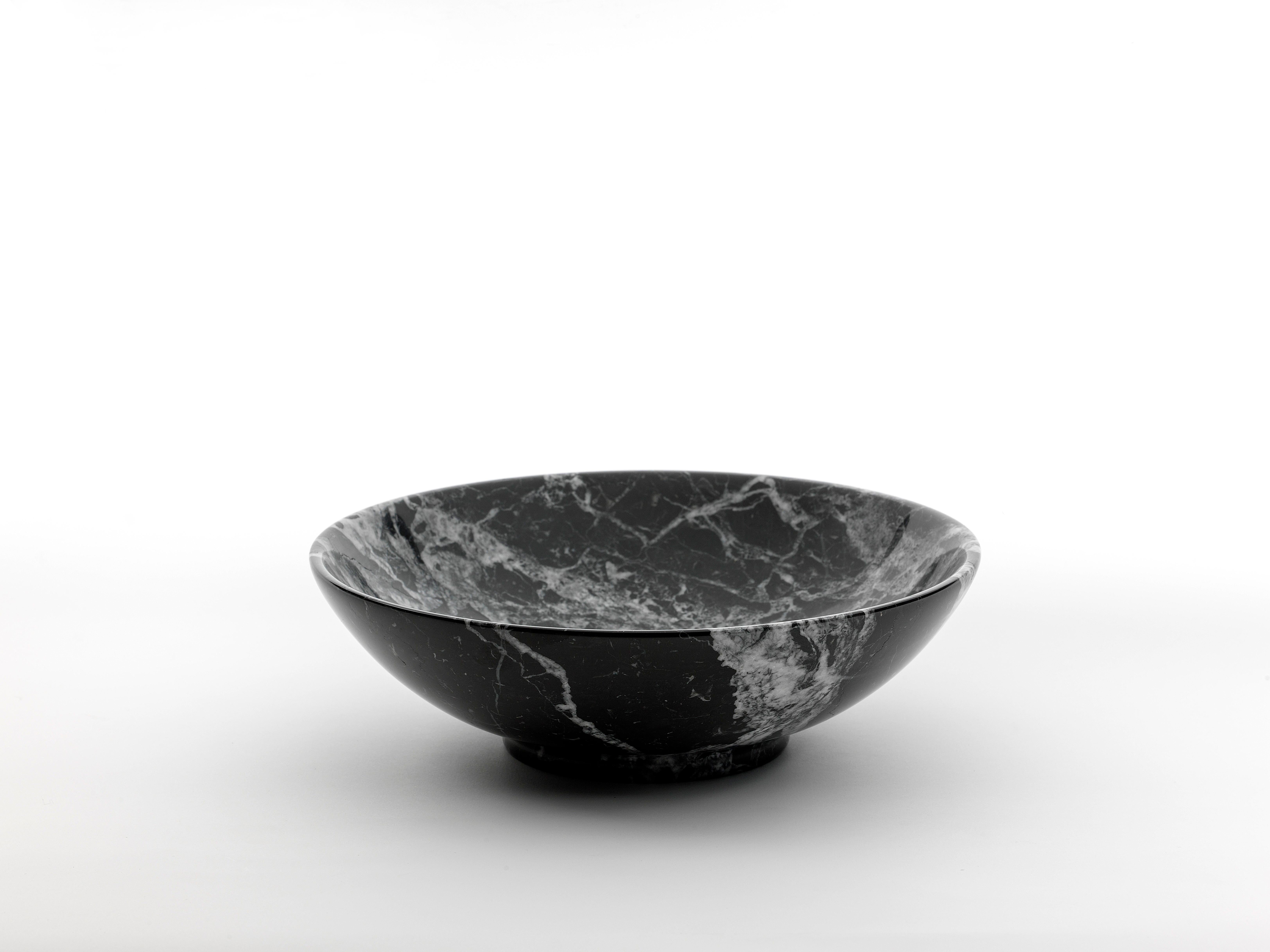 Bowl in black marble ideal for fruit and to present food. Each piece is in a way unique (every marble block is different in veins and shades) and handmade by Italian artisans specialized over generations in processing marble. Slight variations in