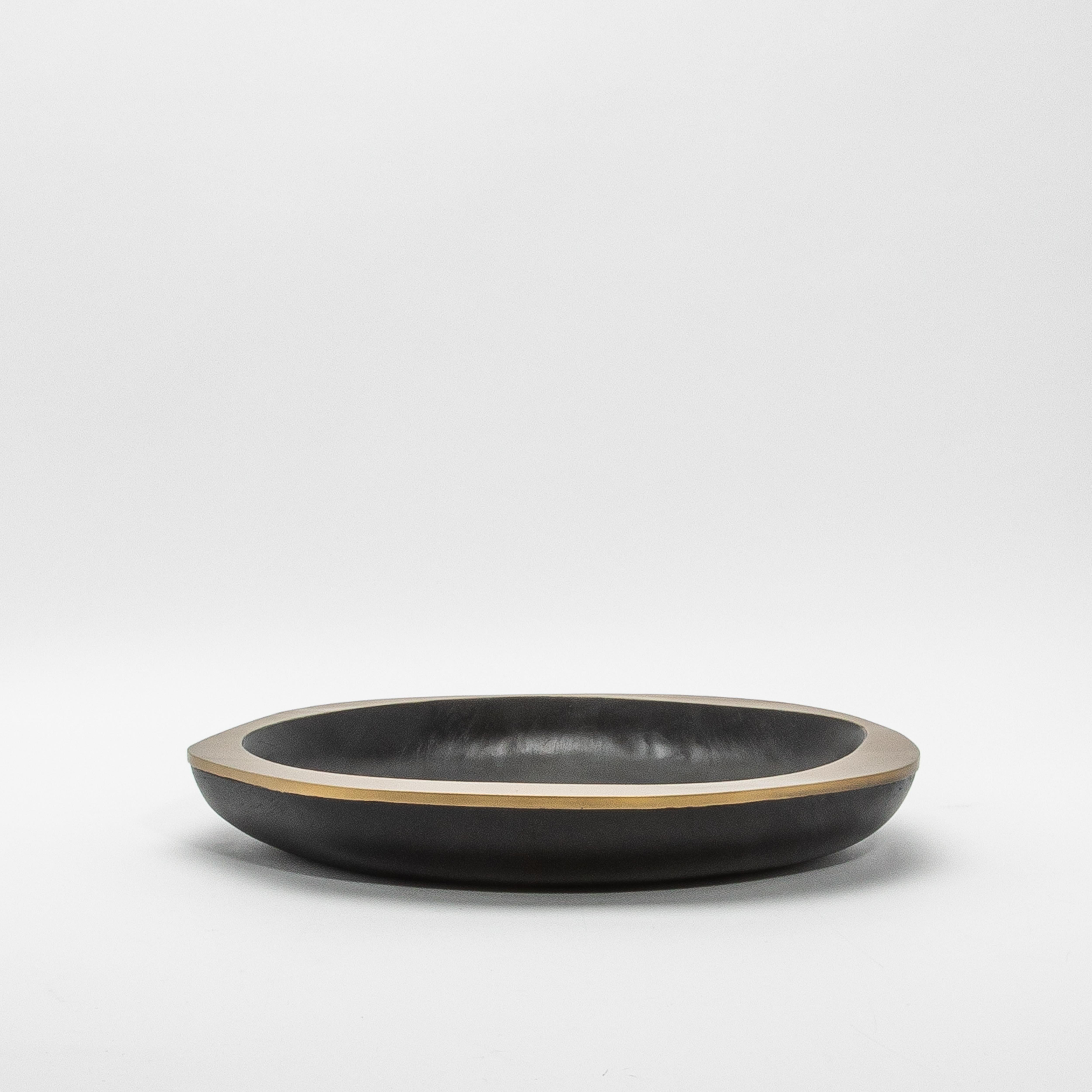Art déco Bol en Oak Oak avec détails en laiton Patina Bronze par R&Y Augousti en vente