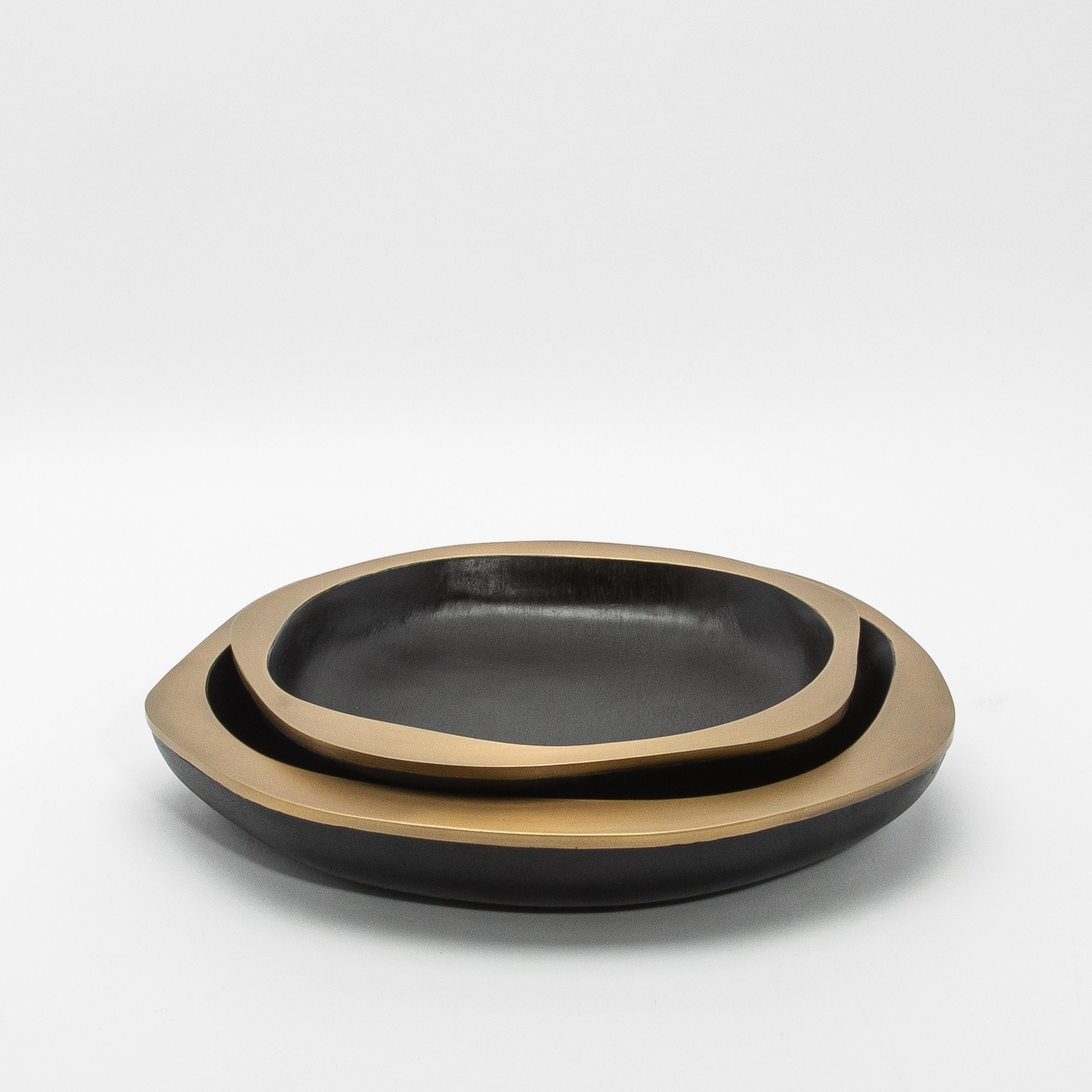 Fait main Bol en Oak Oak avec détails en laiton Patina Bronze par R&Y Augousti en vente
