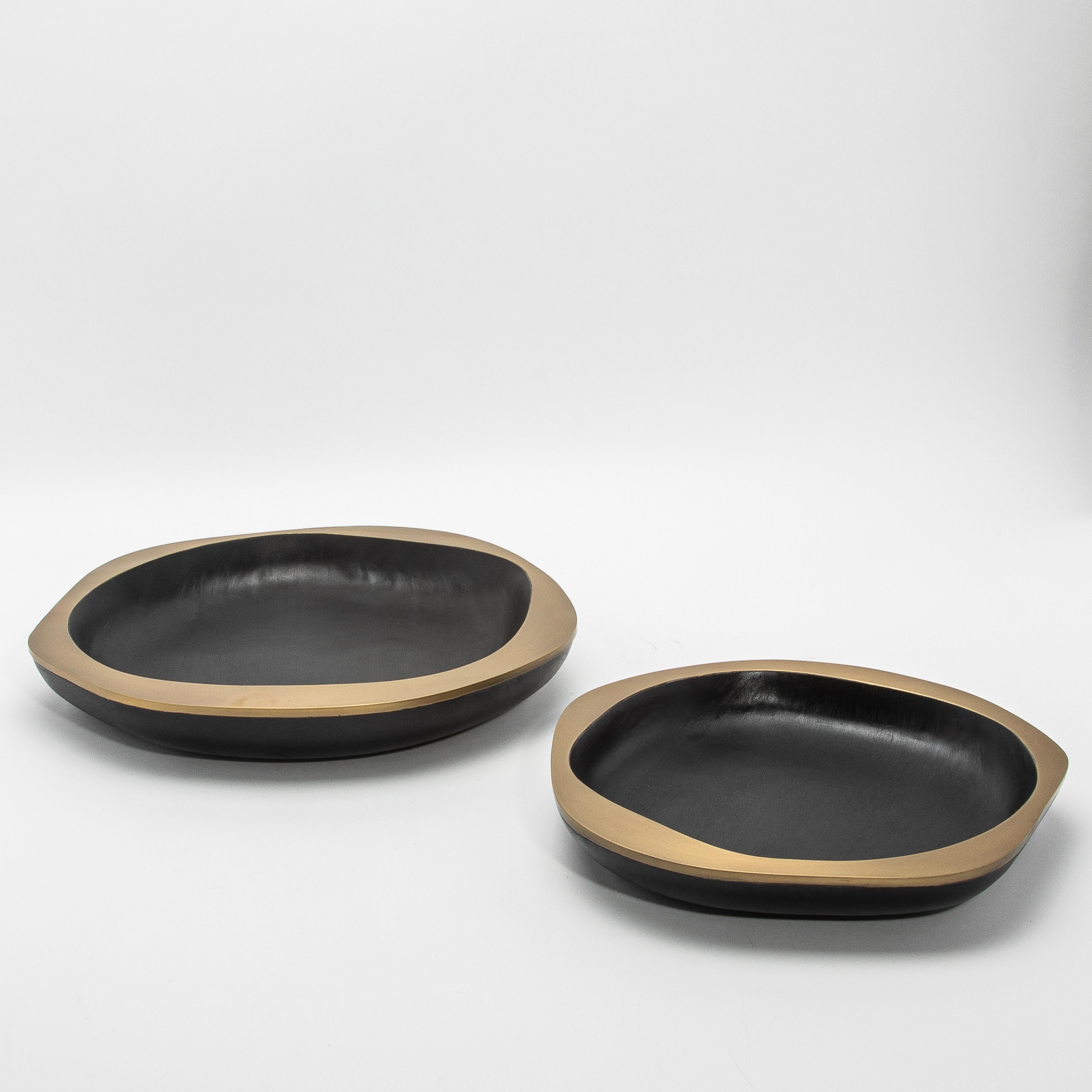 XXIe siècle et contemporain Bol en Oak Oak avec détails en laiton Patina Bronze par R&Y Augousti en vente