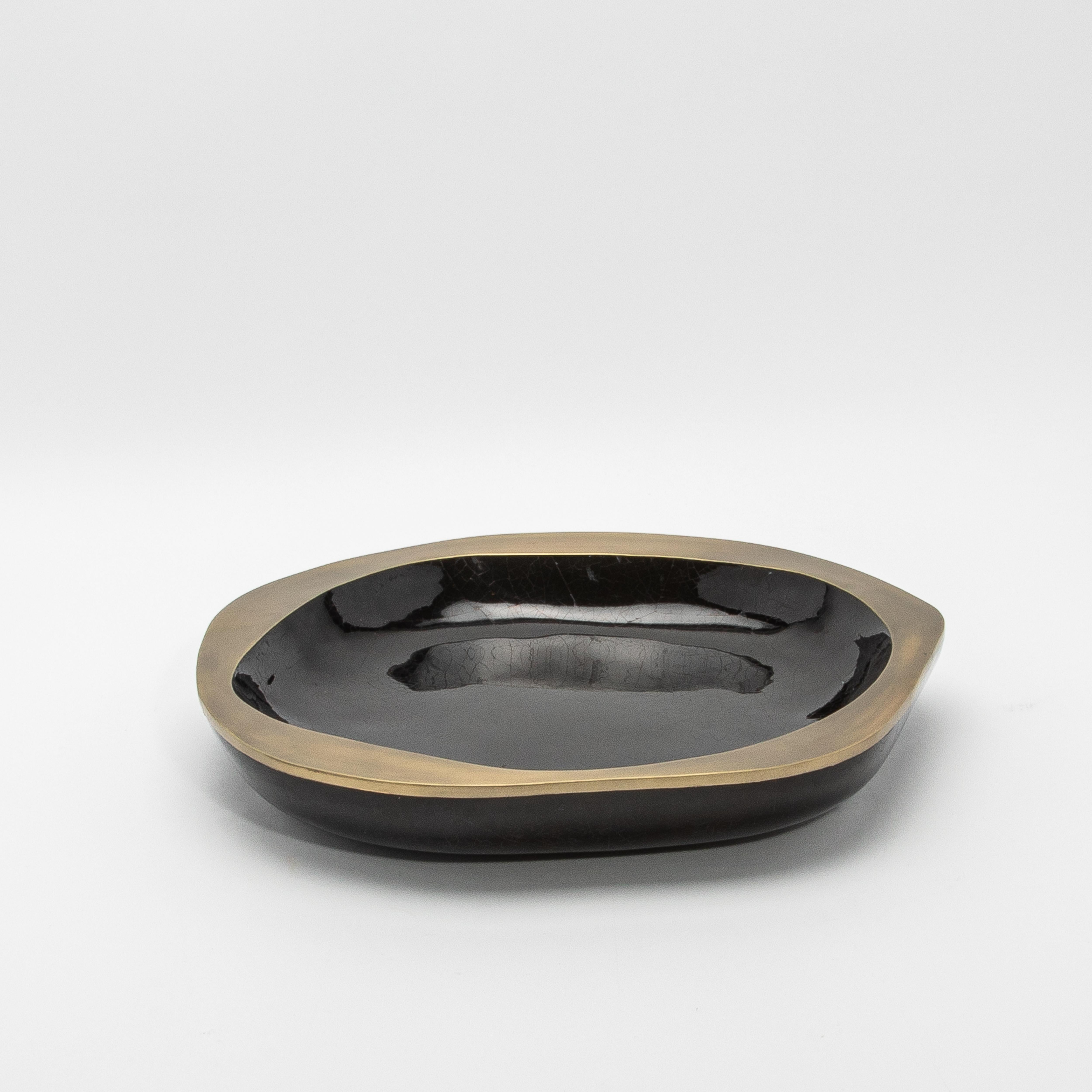 Le bol de lys  en coquille noire et détails en laiton patiné bronze par R&Y Augousti exsude une élégance raffinée grâce à la fusion du savoir-faire artisanal et des matériaux de première qualité. L'extérieur du bol est délicatement fabriqué à la
