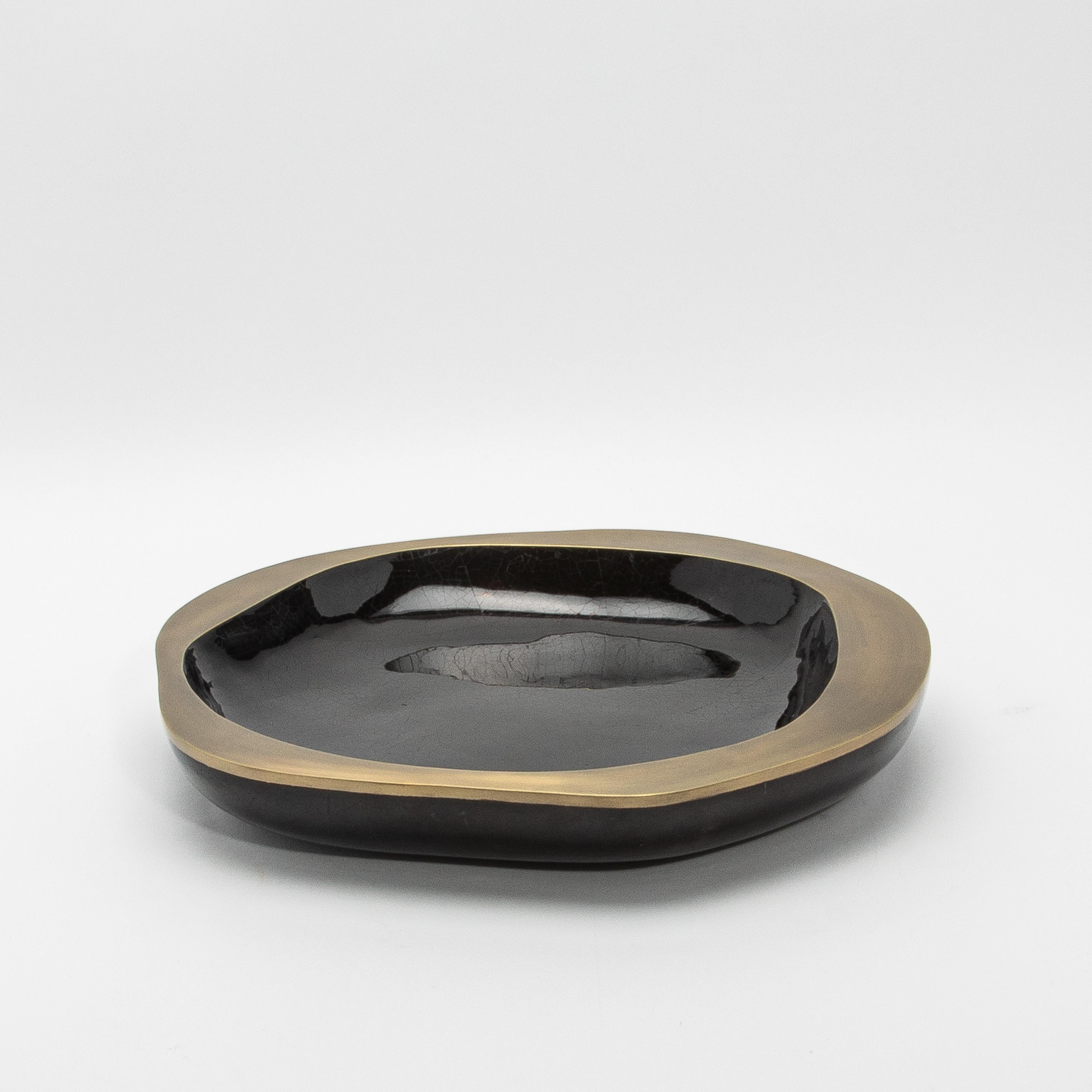 Cuenco de concha negra con detalles de latón patinado en bronce de R&Y Augousti Art Decó en venta