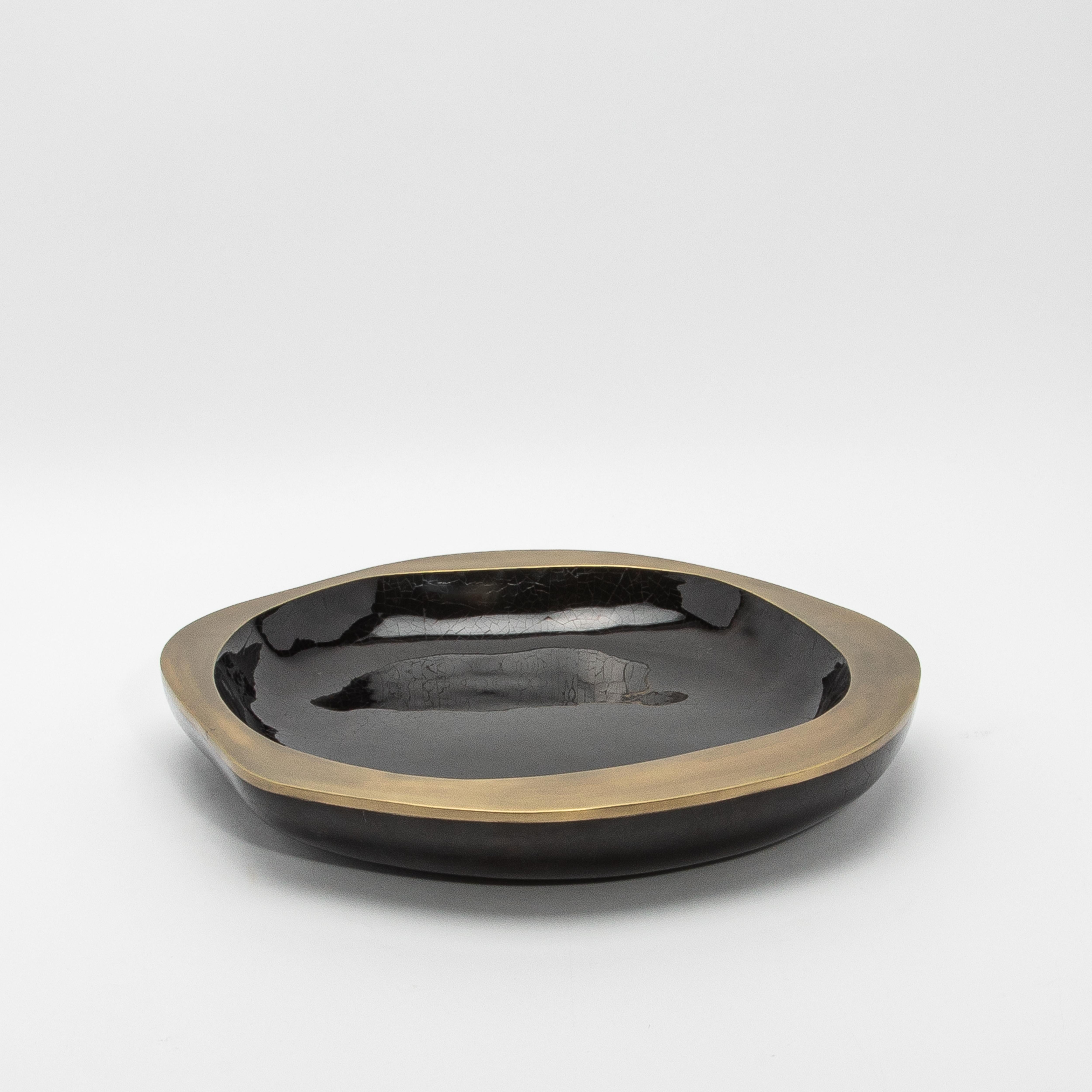 Cuenco de concha negra con detalles de latón patinado en bronce de R&Y Augousti Filipino en venta