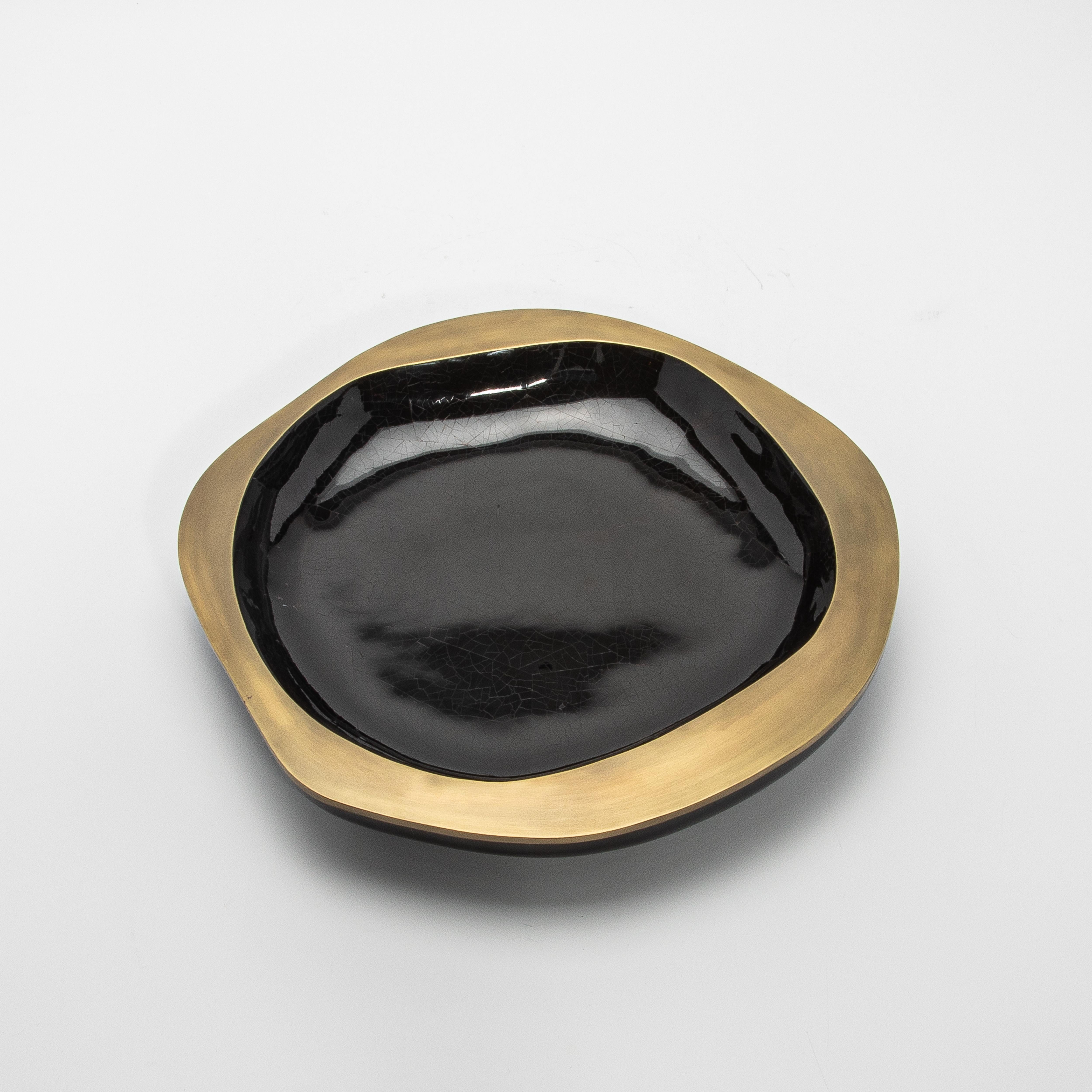 Cuenco de concha negra con detalles de latón patinado en bronce de R&Y Augousti Hecho a mano en venta