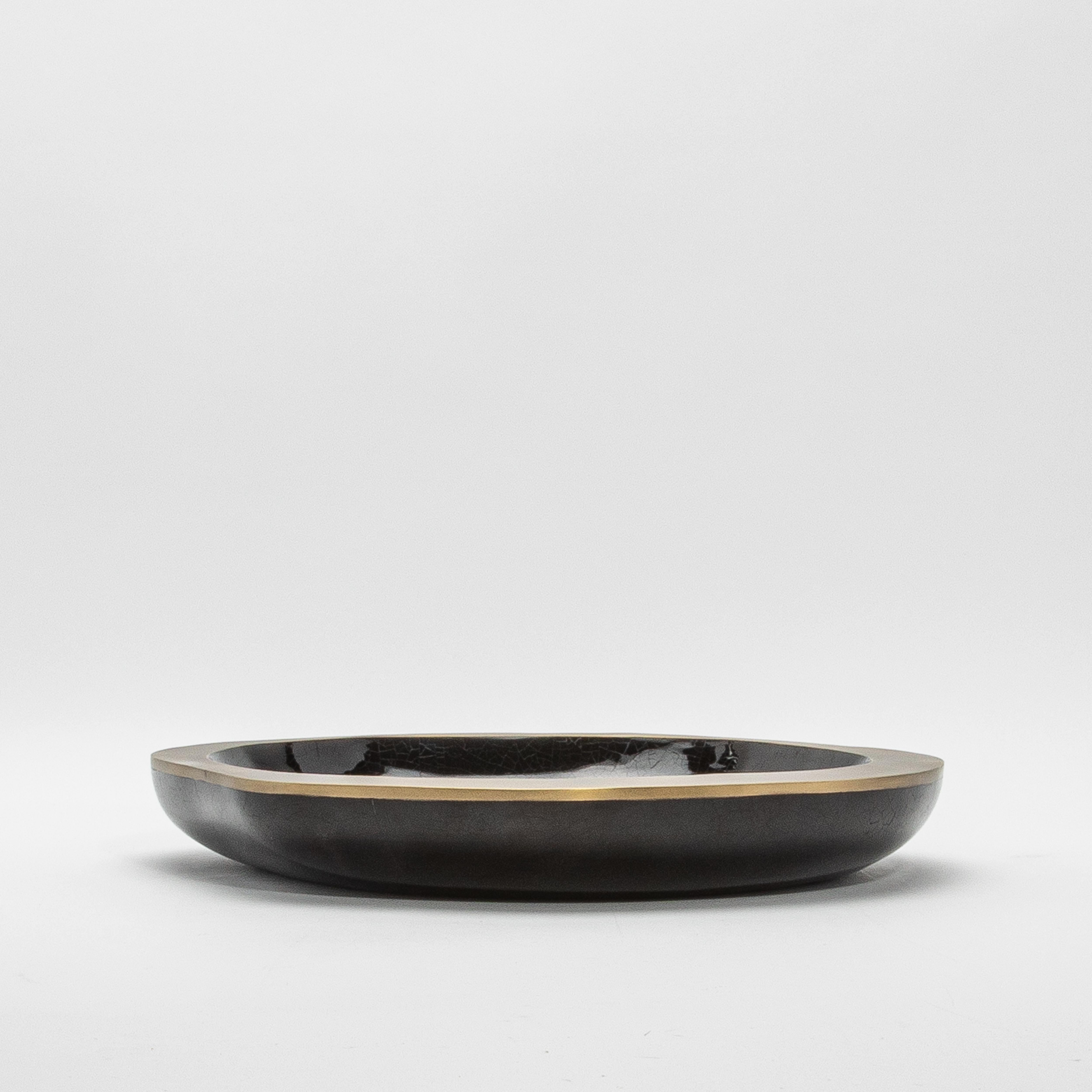 XXIe siècle et contemporain Bol en coquille noire avec détails en laiton patiné par R&Y Augousti en vente