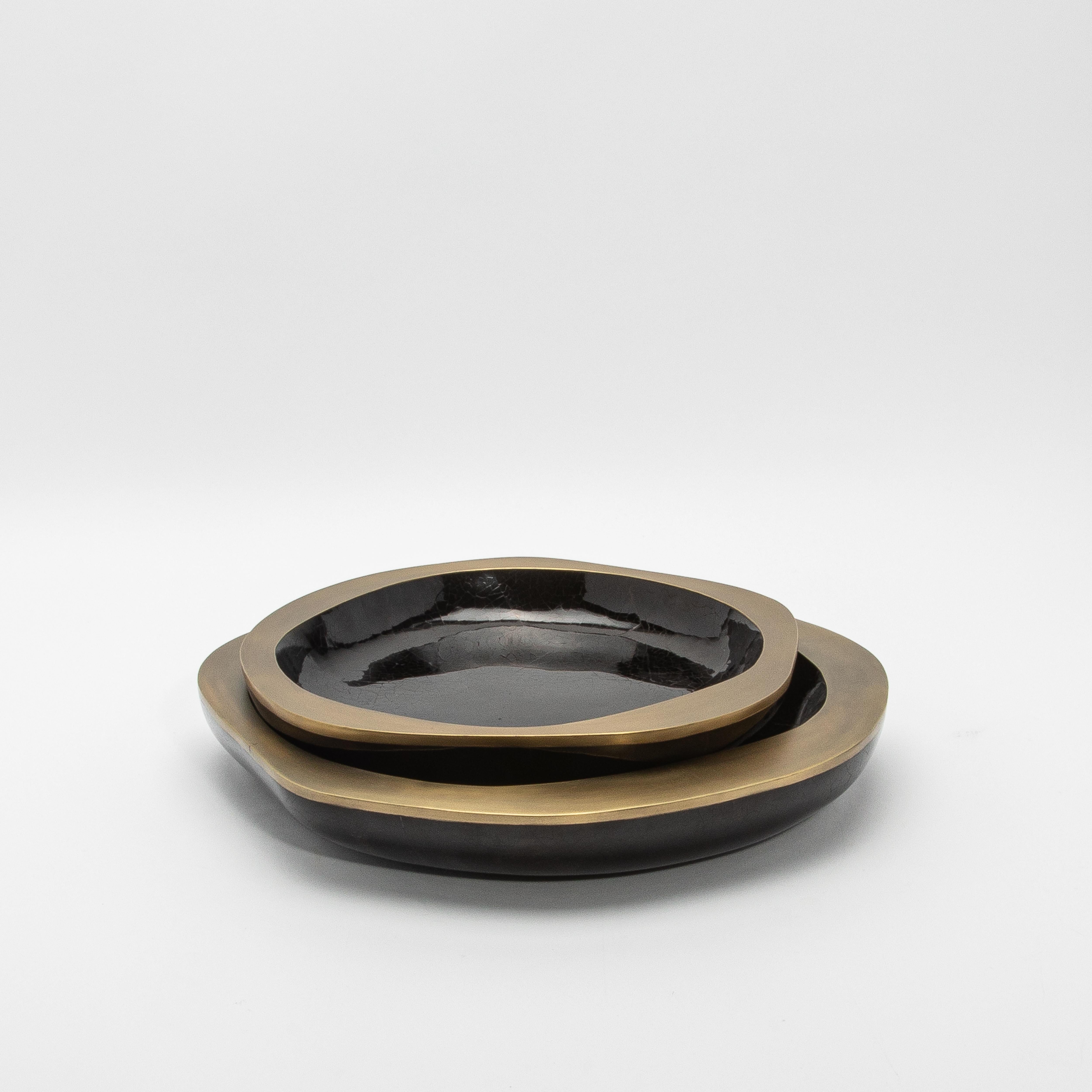 Cuenco de concha negra con detalles de latón patinado en bronce de R&Y Augousti Siglo XXI y contemporáneo en venta