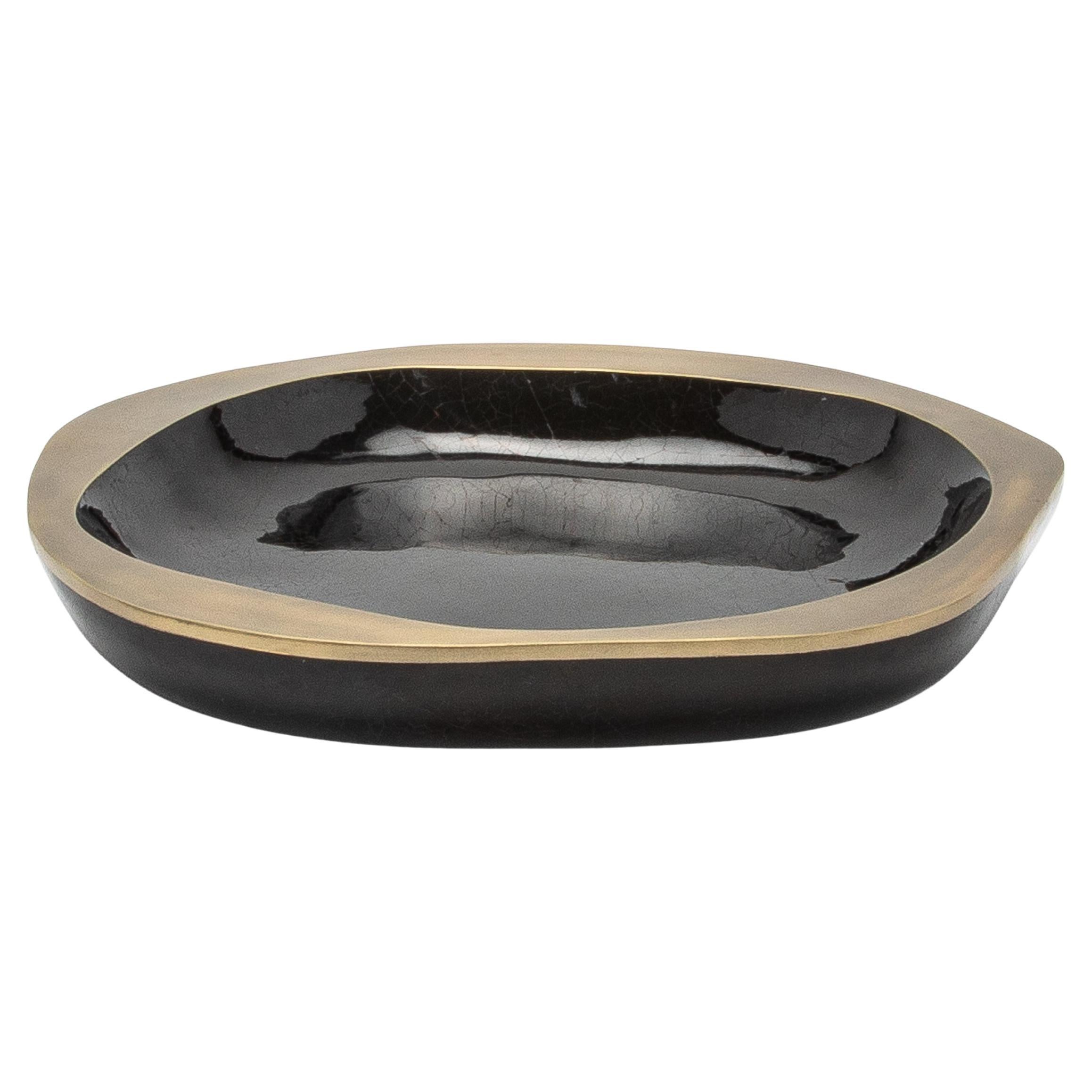 Bol en coquille noire avec détails en laiton patiné par R&Y Augousti en vente