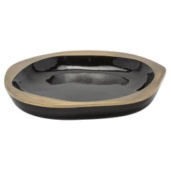 Bol en coquille noire avec détails en laiton patiné par R&Y Augousti