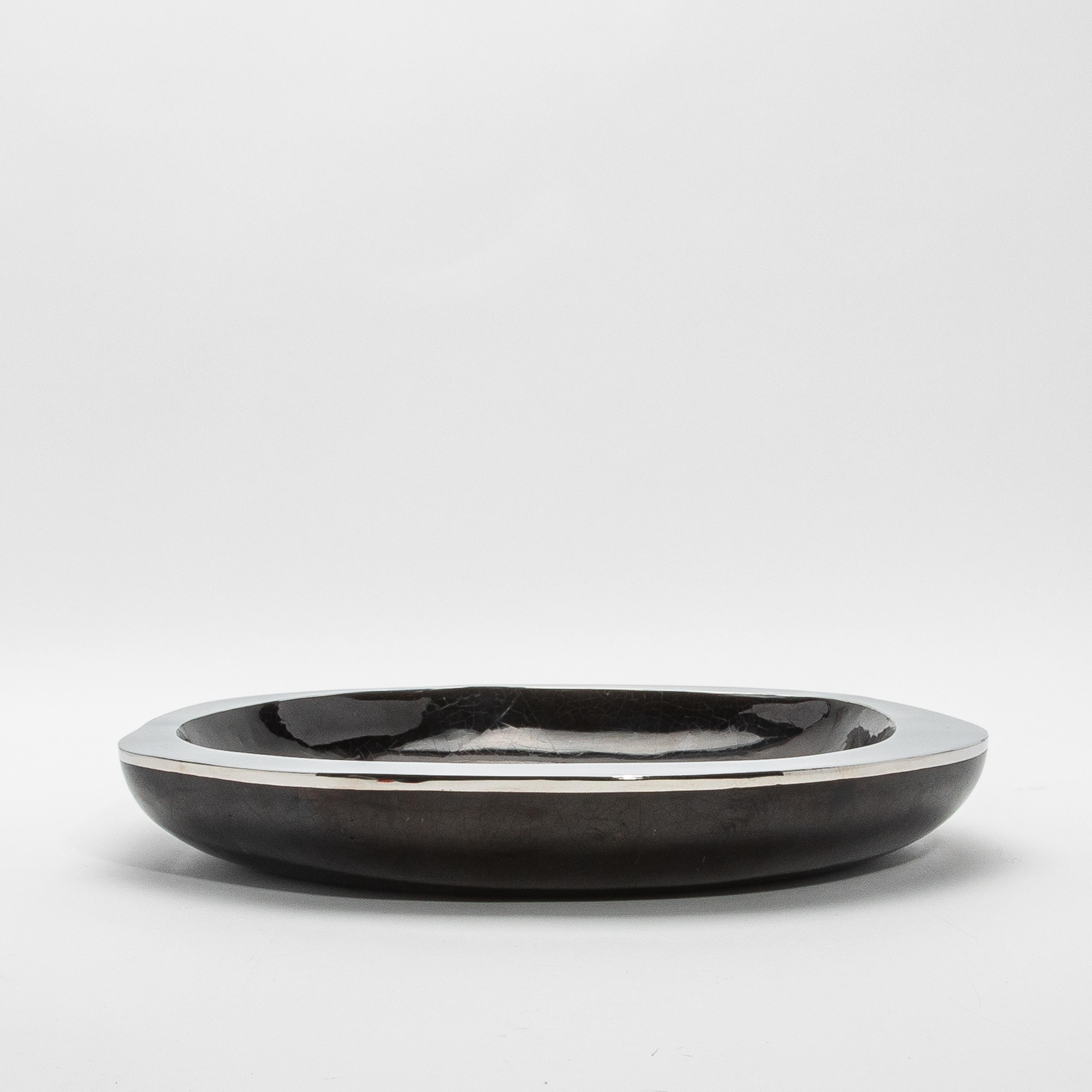 Bol Modernity en coquille noire avec détails en acier inoxydable par R&Y Augousti en vente 2