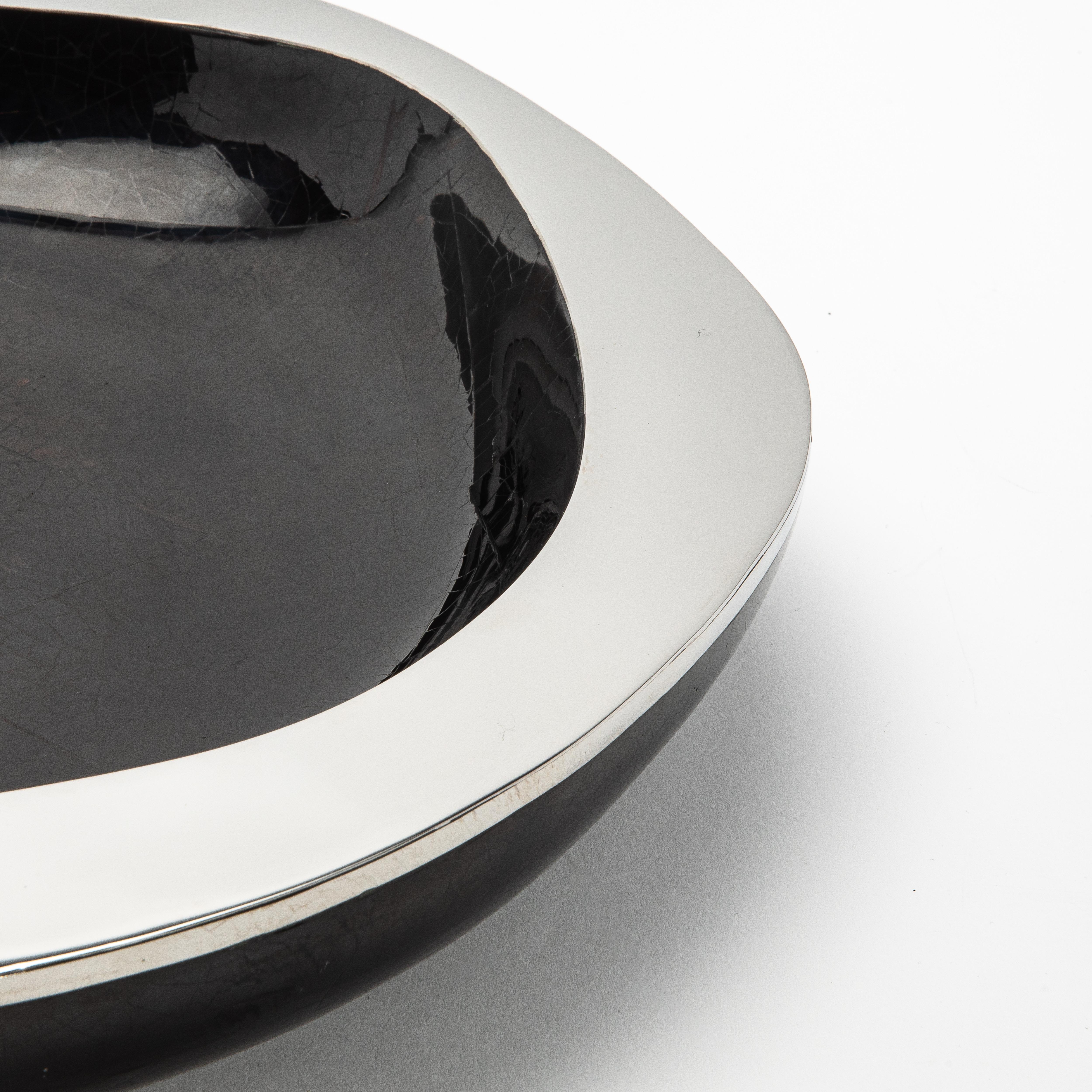 Bol Modernity en coquille noire avec détails en acier inoxydable par R&Y Augousti en vente 4