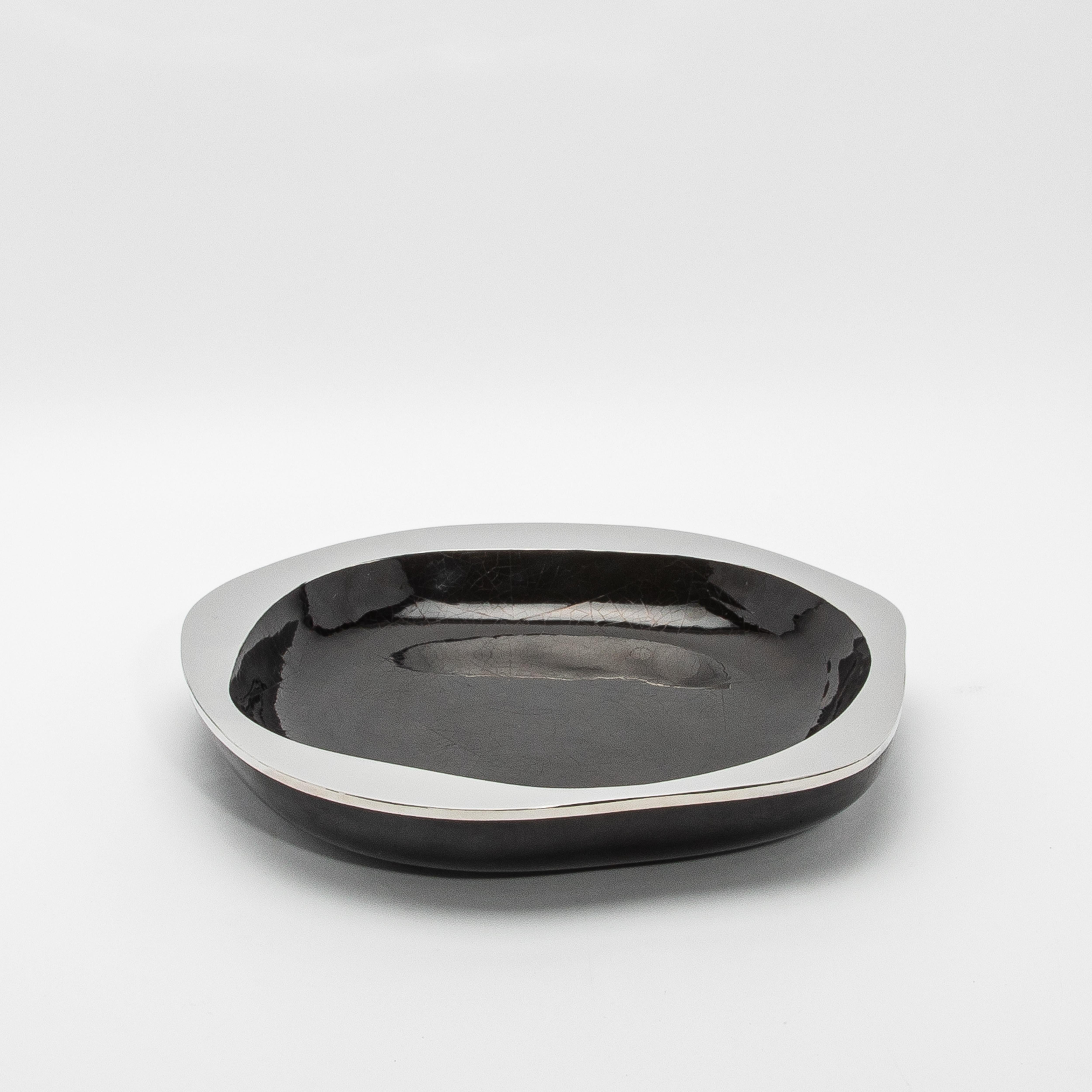 La coupe Lily en acier inoxydable et coquillage noir de R&Y Augousti est un exemple exquis d'artisanat raffiné. Méticuleusement fabriqué à la main, ce bol marie la beauté organique du coquillage noir à la touche moderne et élégante de l'acier