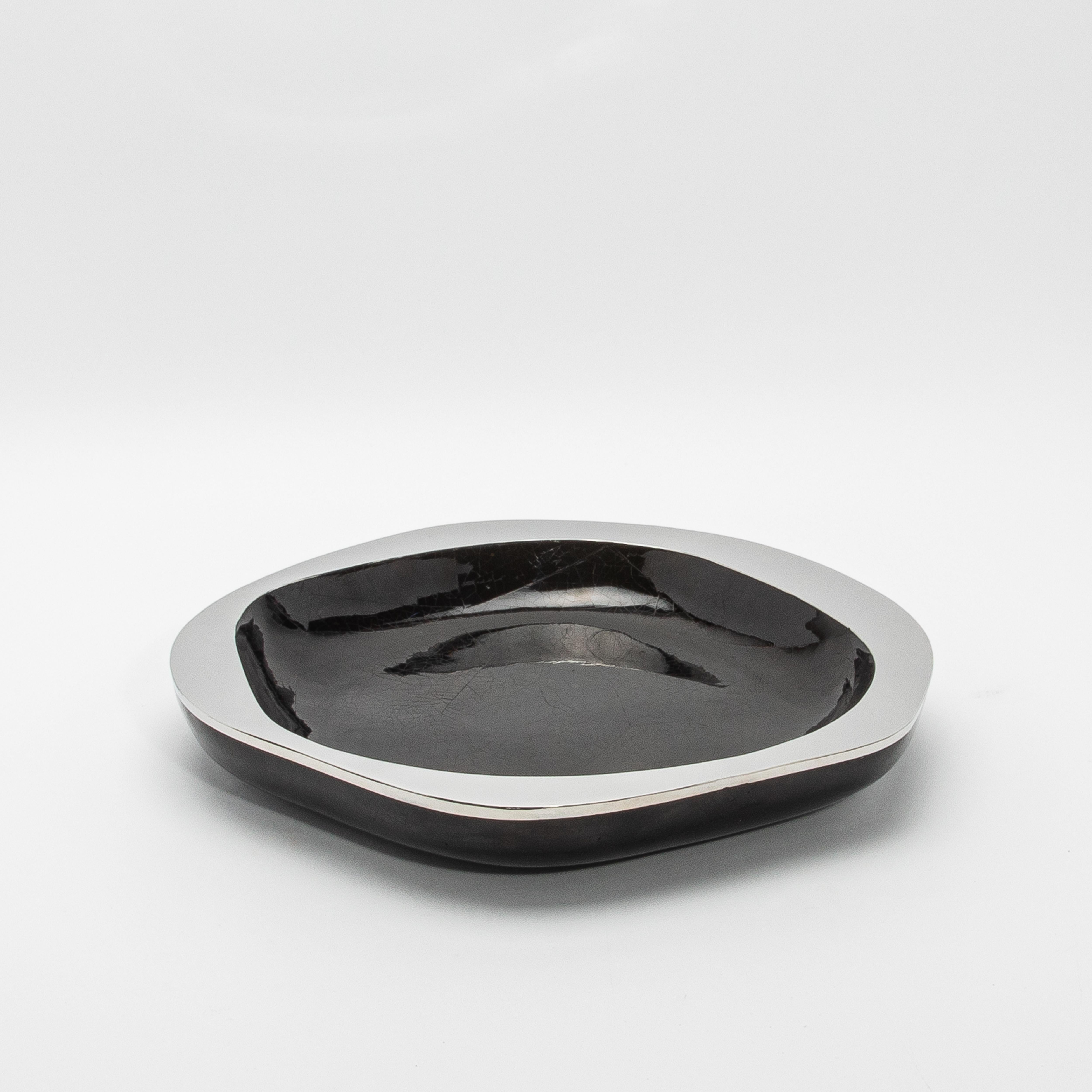 Art déco Bol Modernity en coquille noire avec détails en acier inoxydable par R&Y Augousti en vente