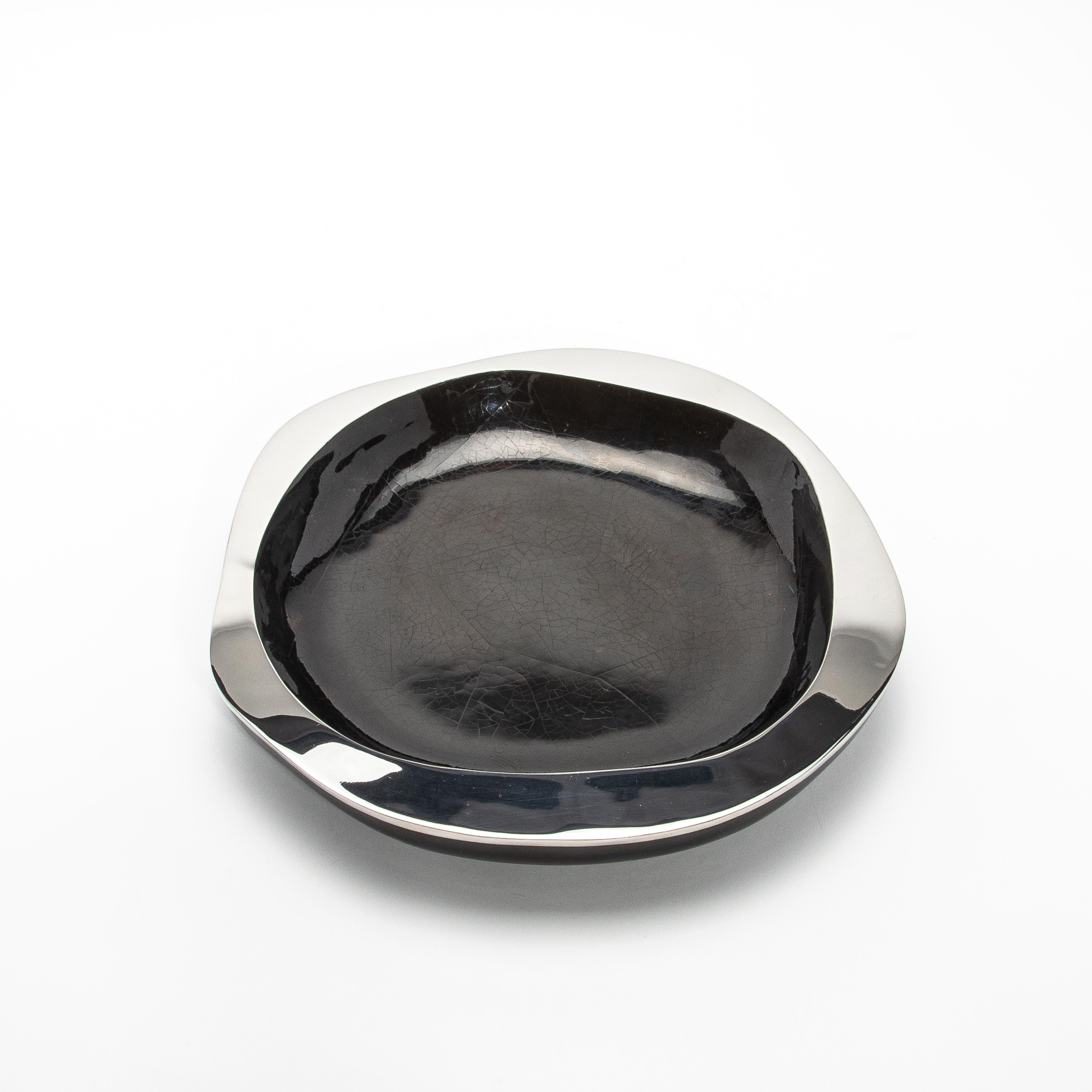 XXIe siècle et contemporain Bol en coquille noire avec détails en acier inoxydable par R&Y Augousti en vente