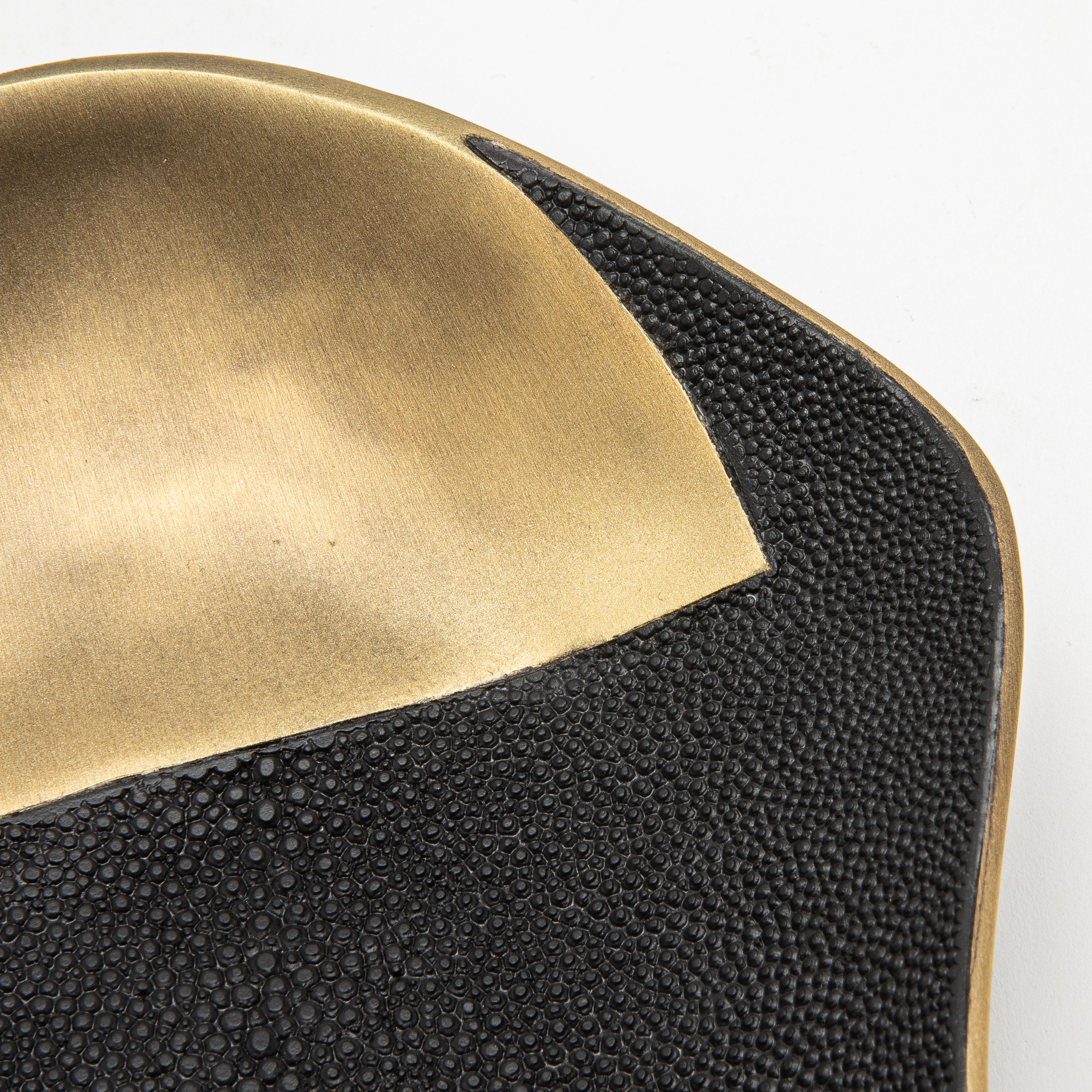 Schale aus Bronze-Patina-Messing mit schwarzen Chagrin-Details von KIFU Paris (21. Jahrhundert und zeitgenössisch) im Angebot