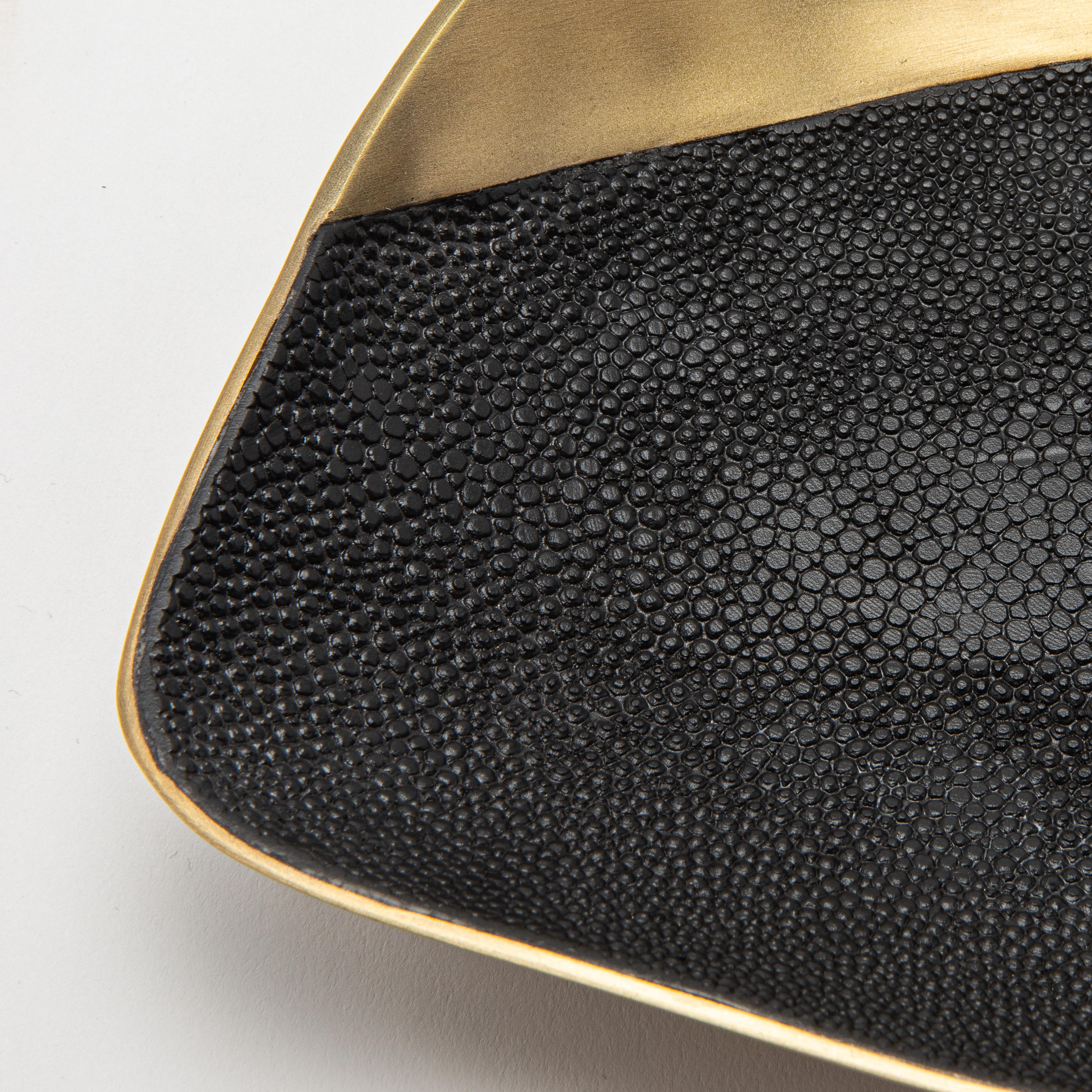 Schale aus Bronze-Patina-Messing mit schwarzen Chagrin-Details von KIFU Paris im Angebot 1