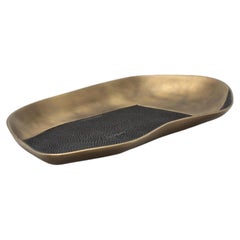 Ciotola in ottone patinato bronzo con dettagli in zigrino nero di KIFU Paris