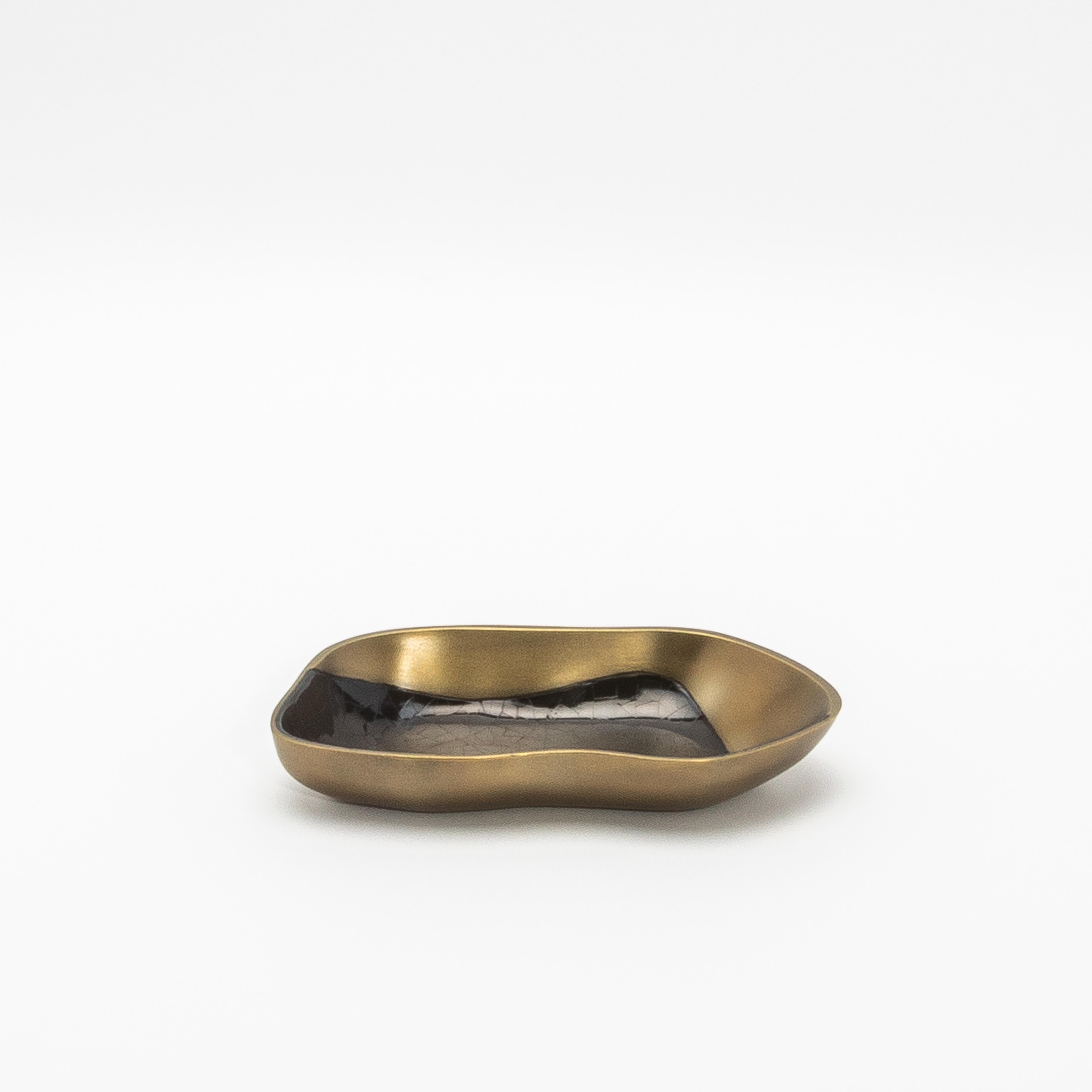 Le bol Chital de Kifu Paris présente un équilibre extraordinaire entre l'artisanat d'art et le design luxueux. Méticuleusement réalisée à la main, cette pièce étonnante est sculptée dans du laiton patiné, un matériau révéré pour son élégance