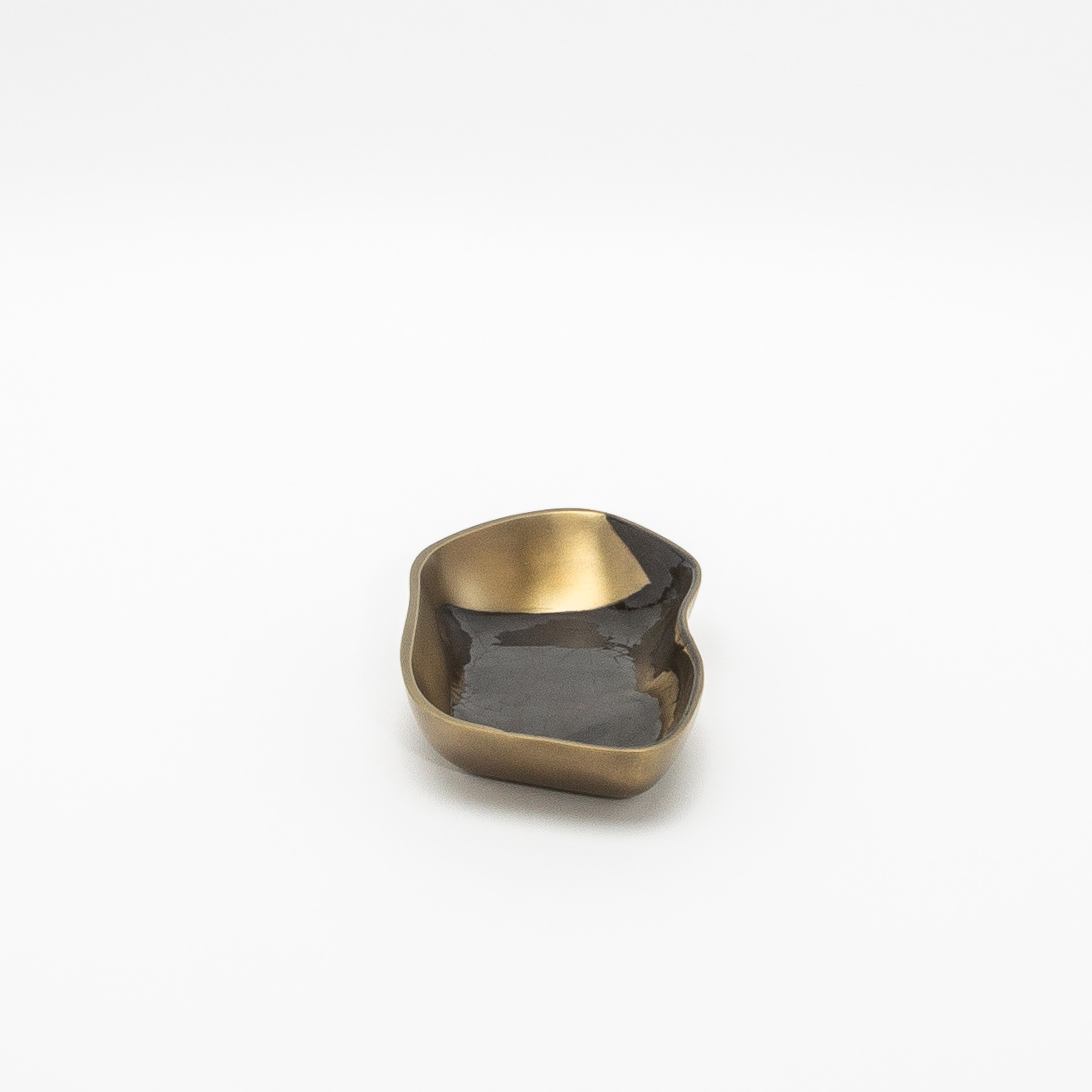Philippin Bol en laiton patiné bronze avec détails en coquillage noir par KIFU Paris en vente