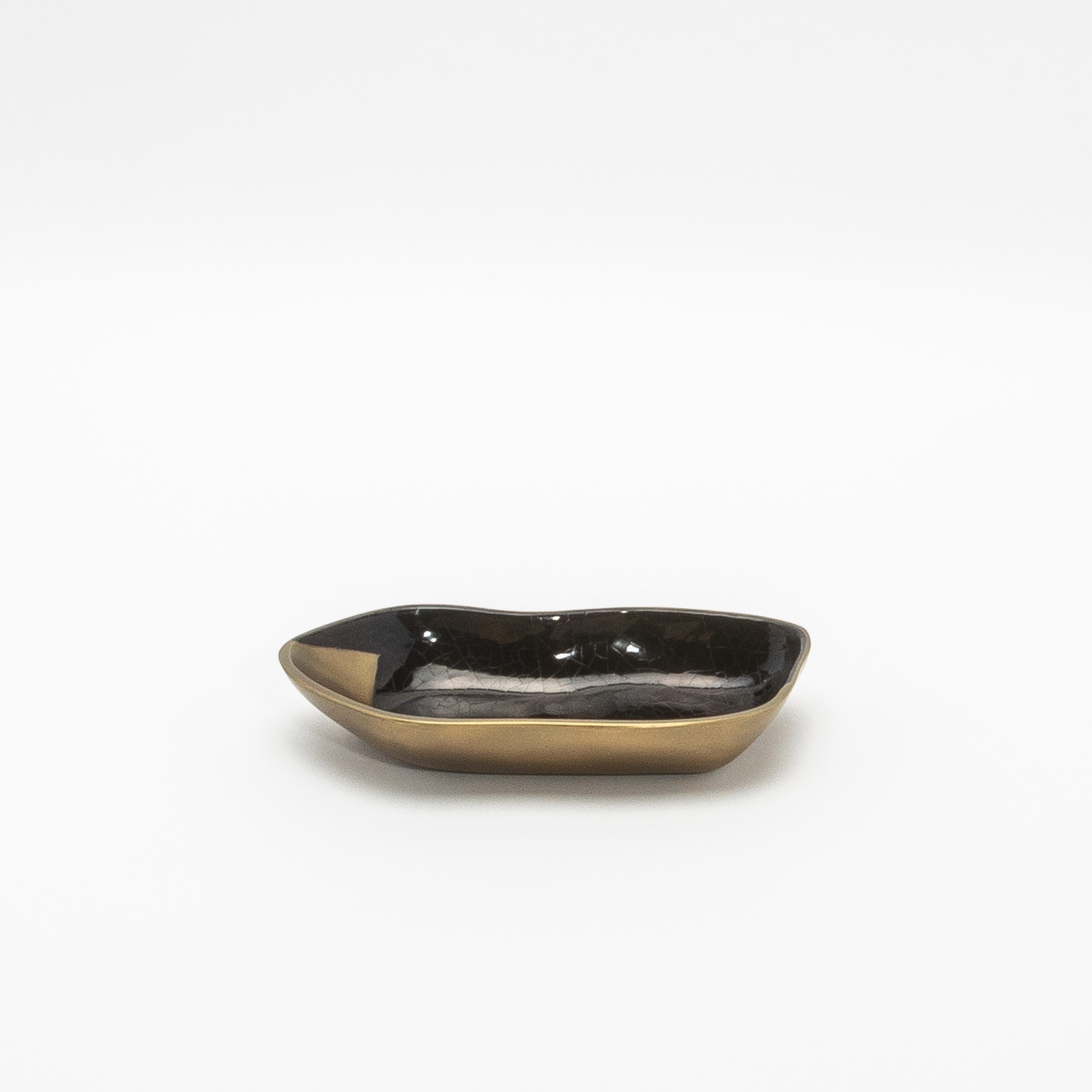 Fait main Bol en laiton patiné bronze avec détails en coquillage noir par KIFU Paris en vente
