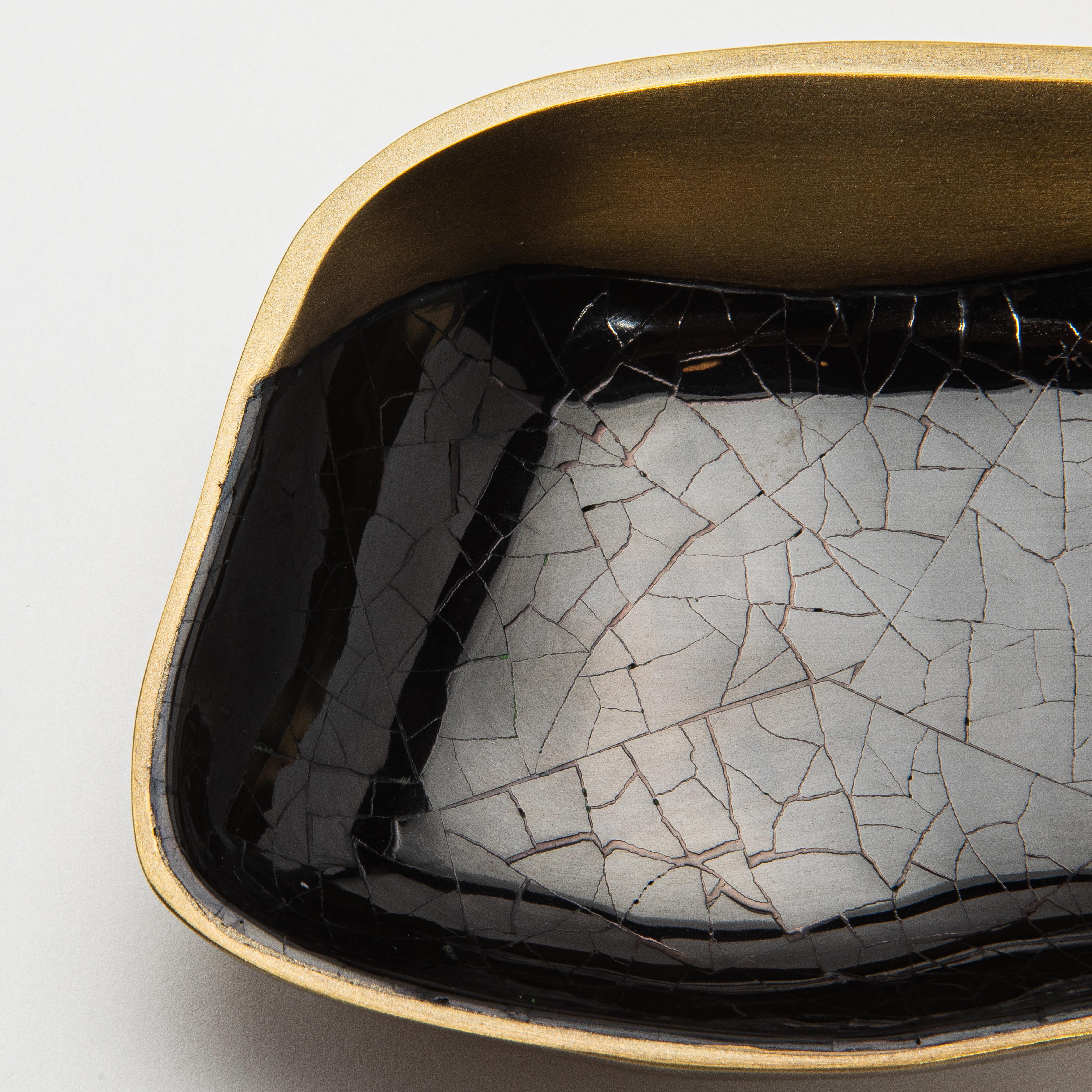 Laiton Bol en laiton patiné bronze avec détails en coquillage noir par KIFU Paris en vente