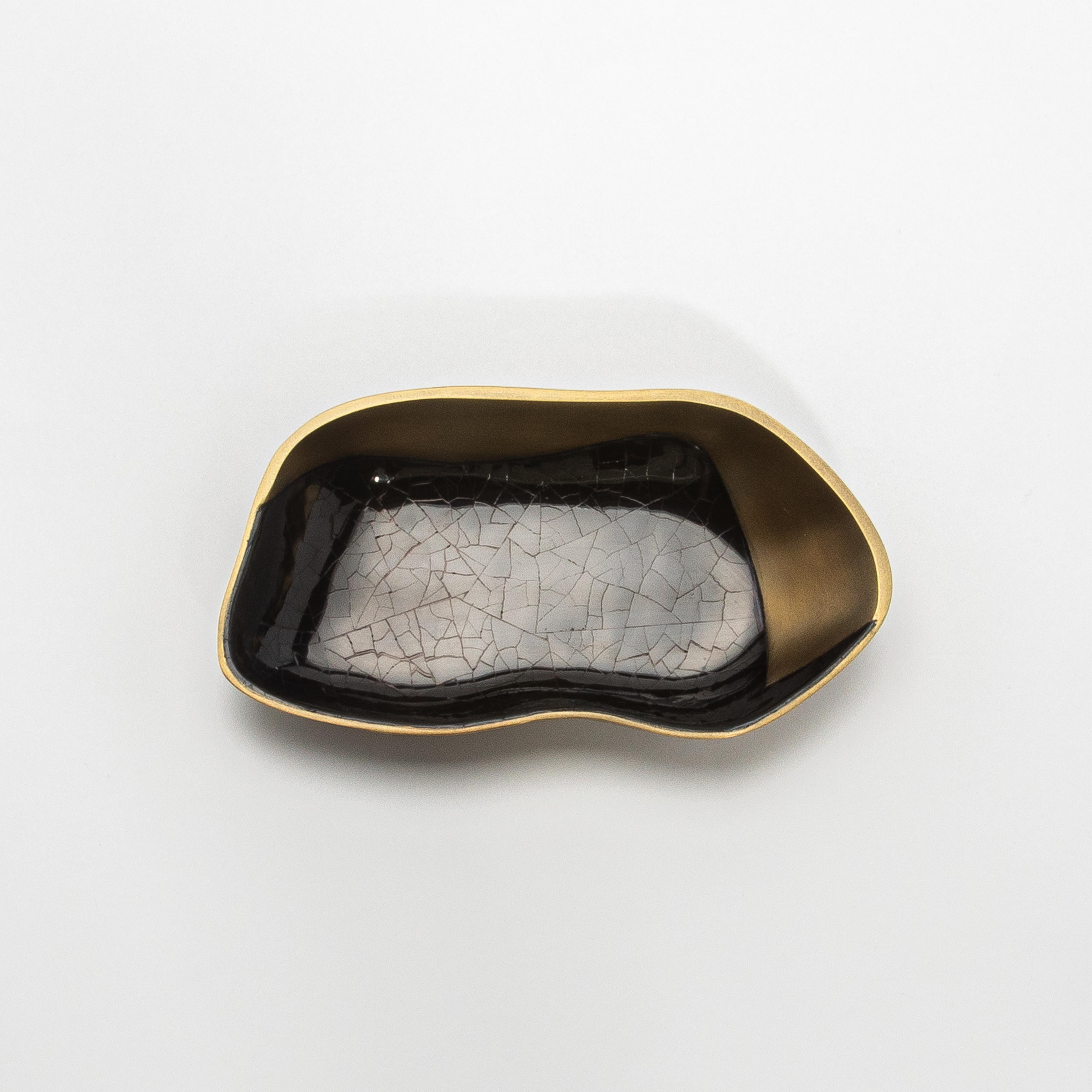 Bol en laiton patiné bronze avec détails en coquillage noir par KIFU Paris en vente 1