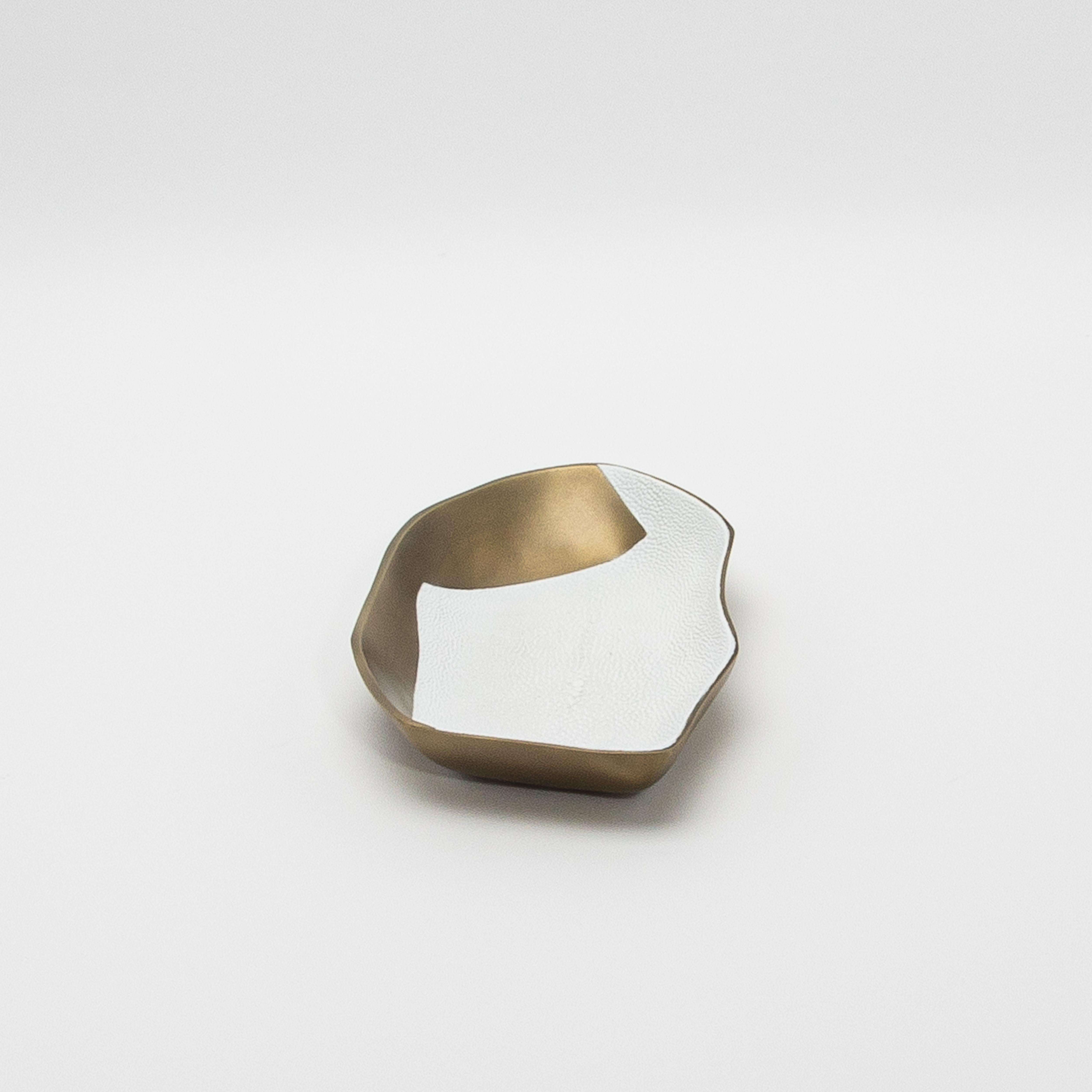 Cuenco de latón patinado bronce con detalles de piel de zapa blanca by KIFU Paris Art Decó en venta