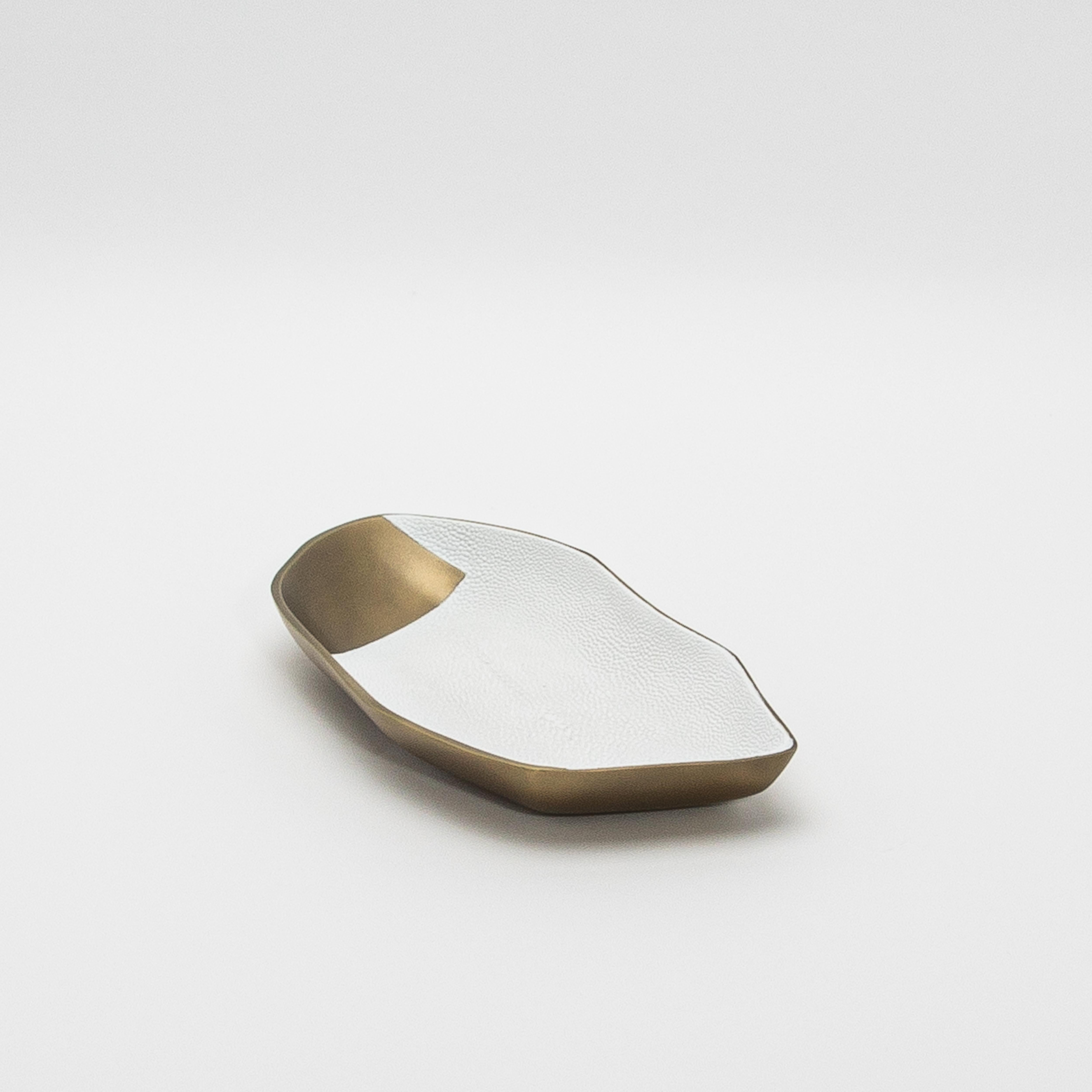 Cuenco de latón patinado bronce con detalles de piel de zapa blanca by KIFU Paris Filipino en venta