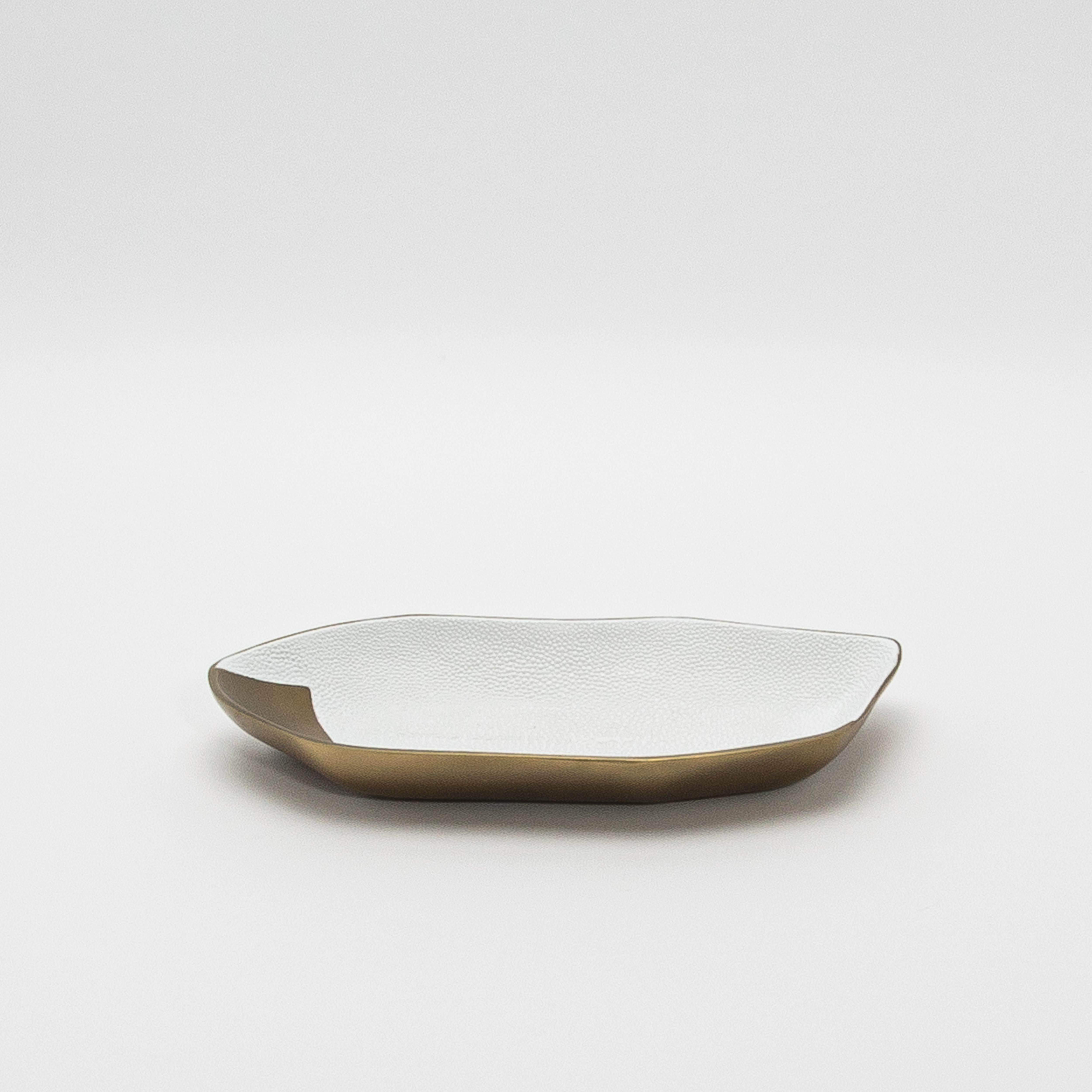 Cuenco de latón patinado bronce con detalles de piel de zapa blanca by KIFU Paris Hecho a mano en venta