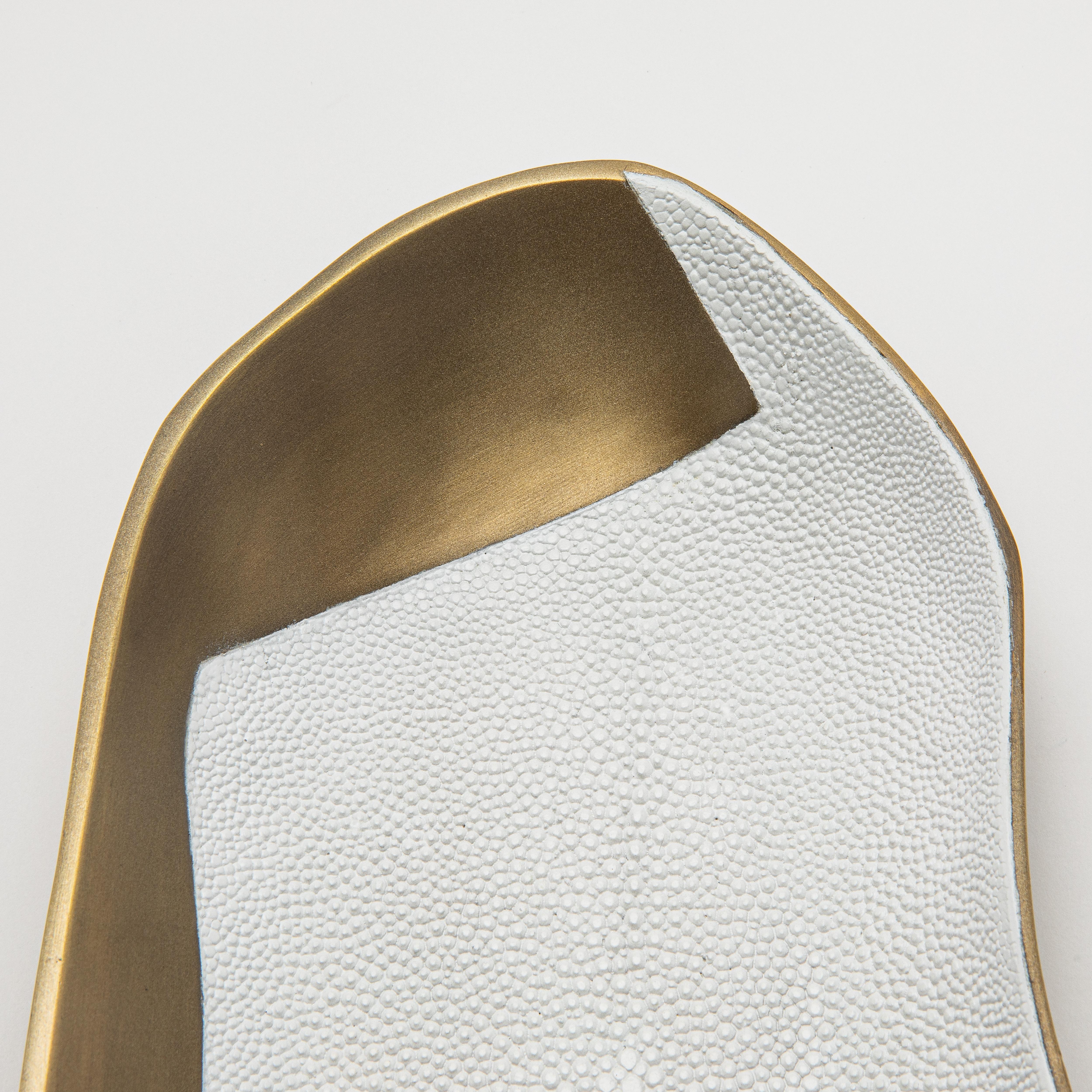Cuenco de latón patinado bronce con detalles de piel de zapa blanca by KIFU Paris en Nuevo estado para la venta en West Hollywood, CA