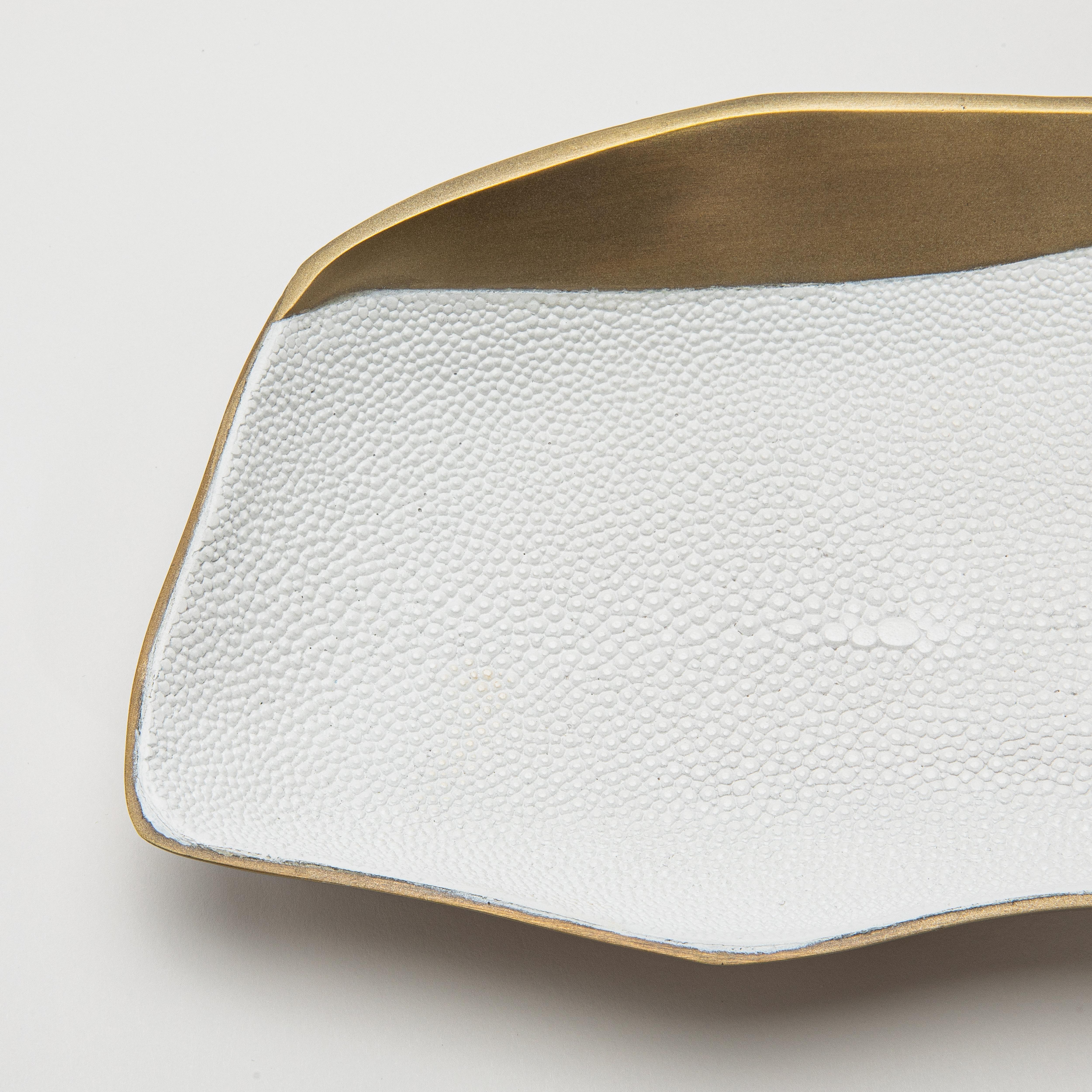 Cuenco de latón patinado bronce con detalles de piel de zapa blanca by KIFU Paris Siglo XXI y contemporáneo en venta