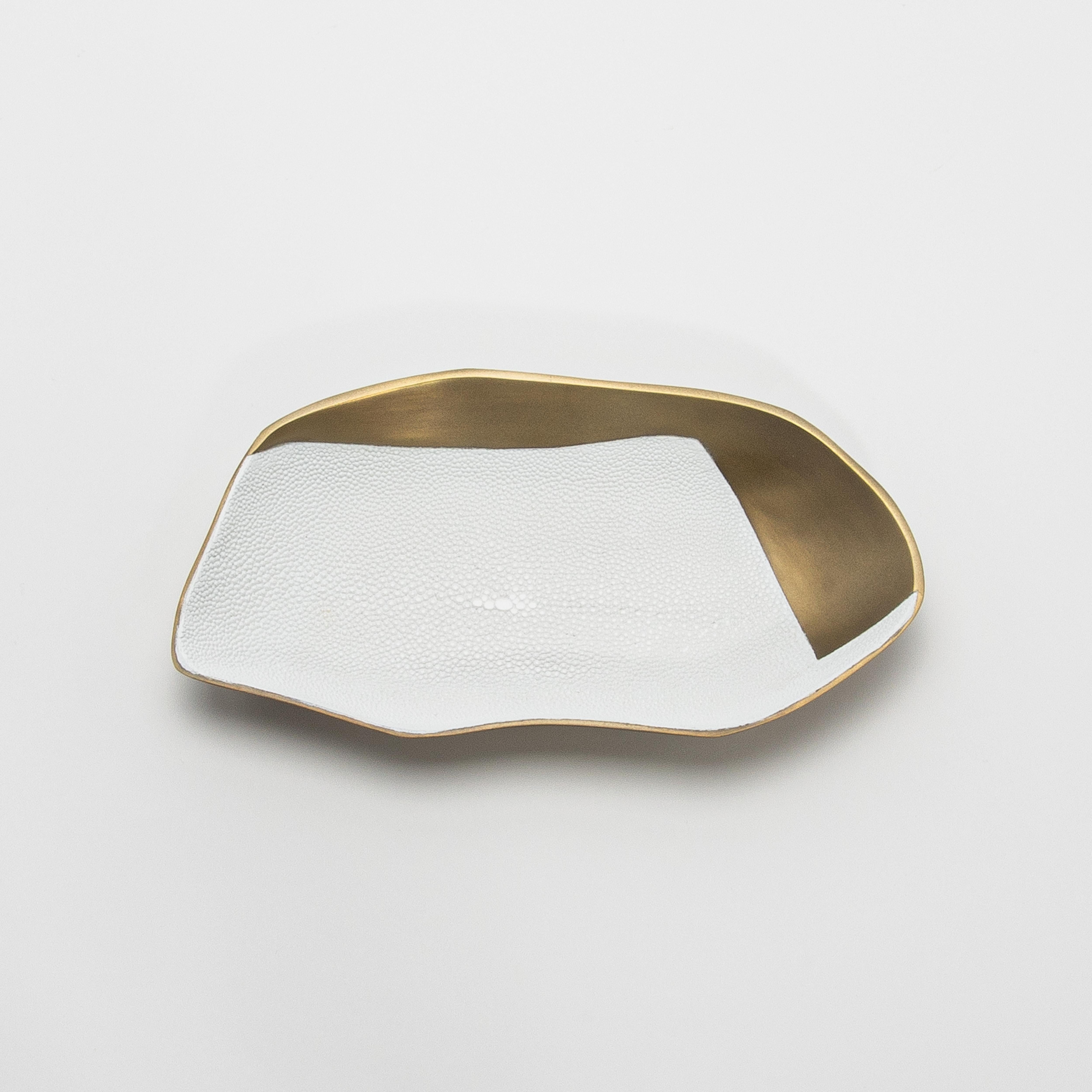 Cuenco de latón patinado bronce con detalles de piel de zapa blanca by KIFU Paris Latón en venta
