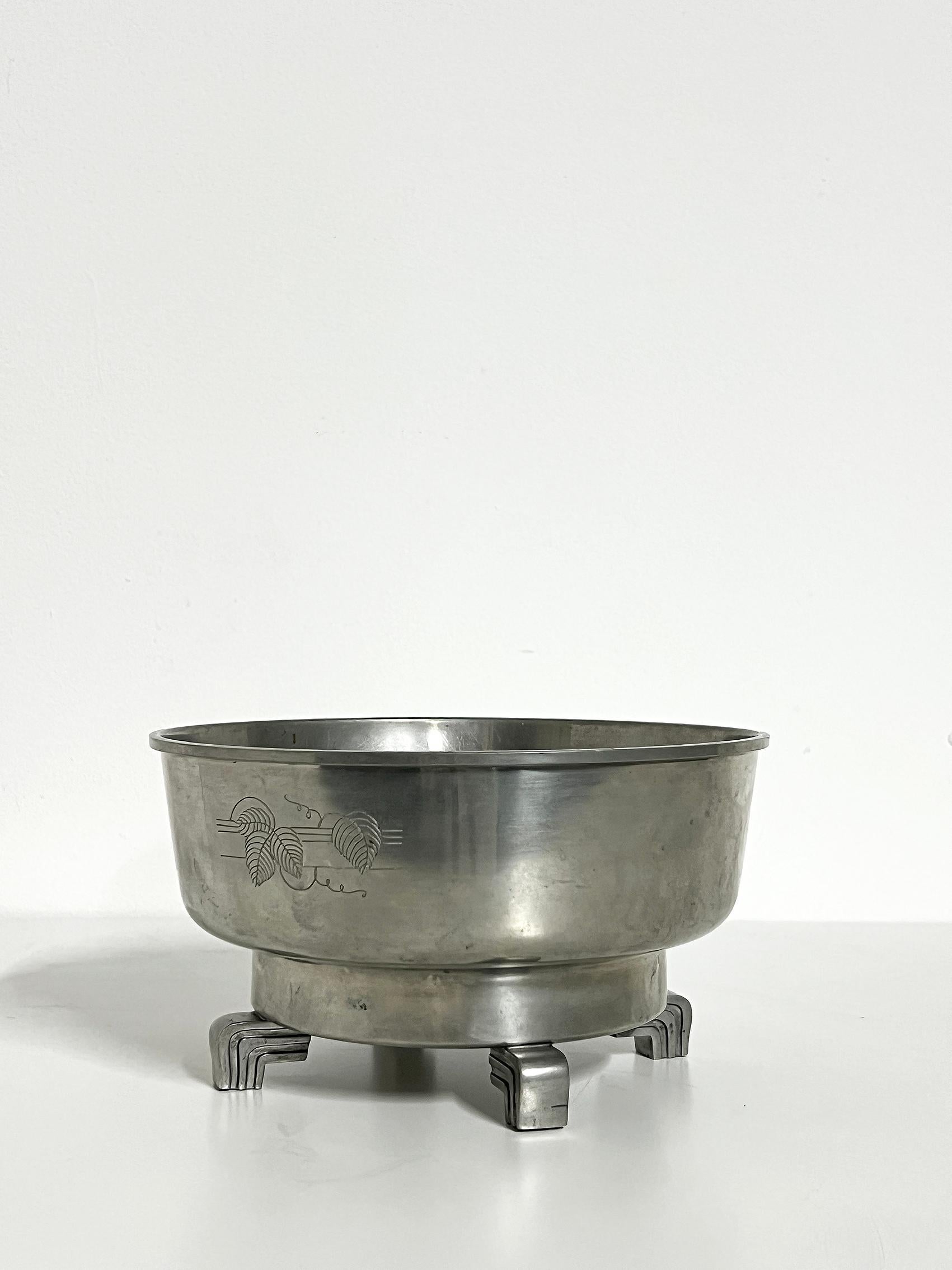 Scandinavian Modern bowl in pewter by Rolf Engströmer for Fabriksaktiebolaget Kronsilver -1935.
Good vintage condition, wear and patina consistent with age and use.
Marks, scratches, smaler dents. 