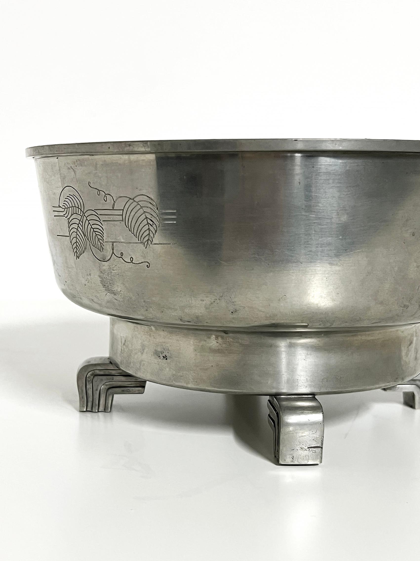 Bowl in Pewter by Rolf Engströmer for Fabriksaktiebolaget Kronsilver -1935 In Good Condition For Sale In Örebro, SE