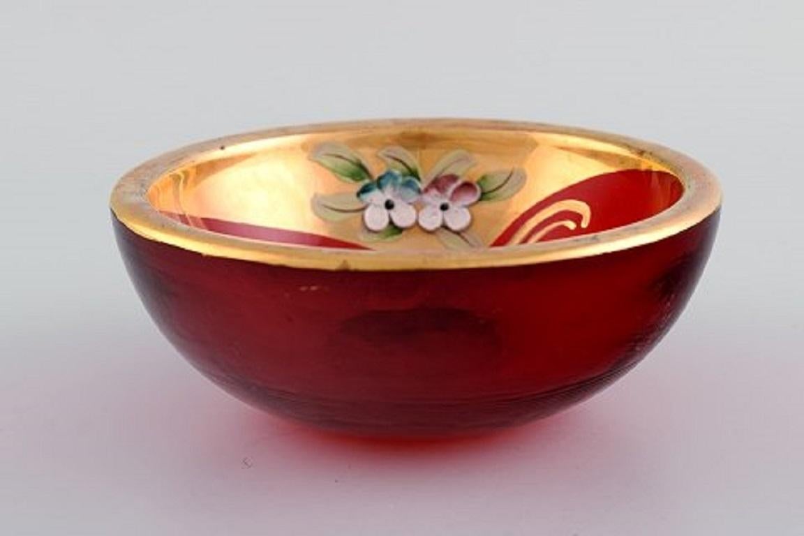 Bowl in red mouth-blown art glass with hand-painted flowers and gold decoration, 1930s / 40s.
Measures: 12.5 x 5 cm.
In excellent condition.
