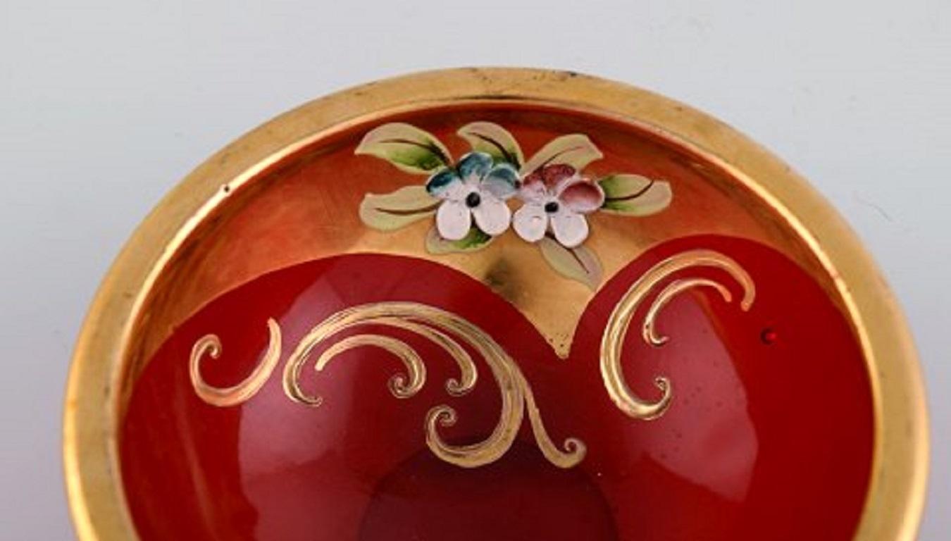 Bowl in Red Mouth-Blown Art Glass with Hand-Painted Flowers and Gold Decoration In Excellent Condition For Sale In Copenhagen, DK