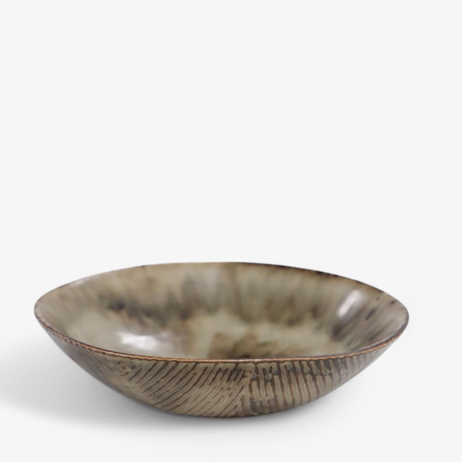 Bol en grès avec glaçure Sung. Signé par Axel Salto pour Royal Copenhagen.