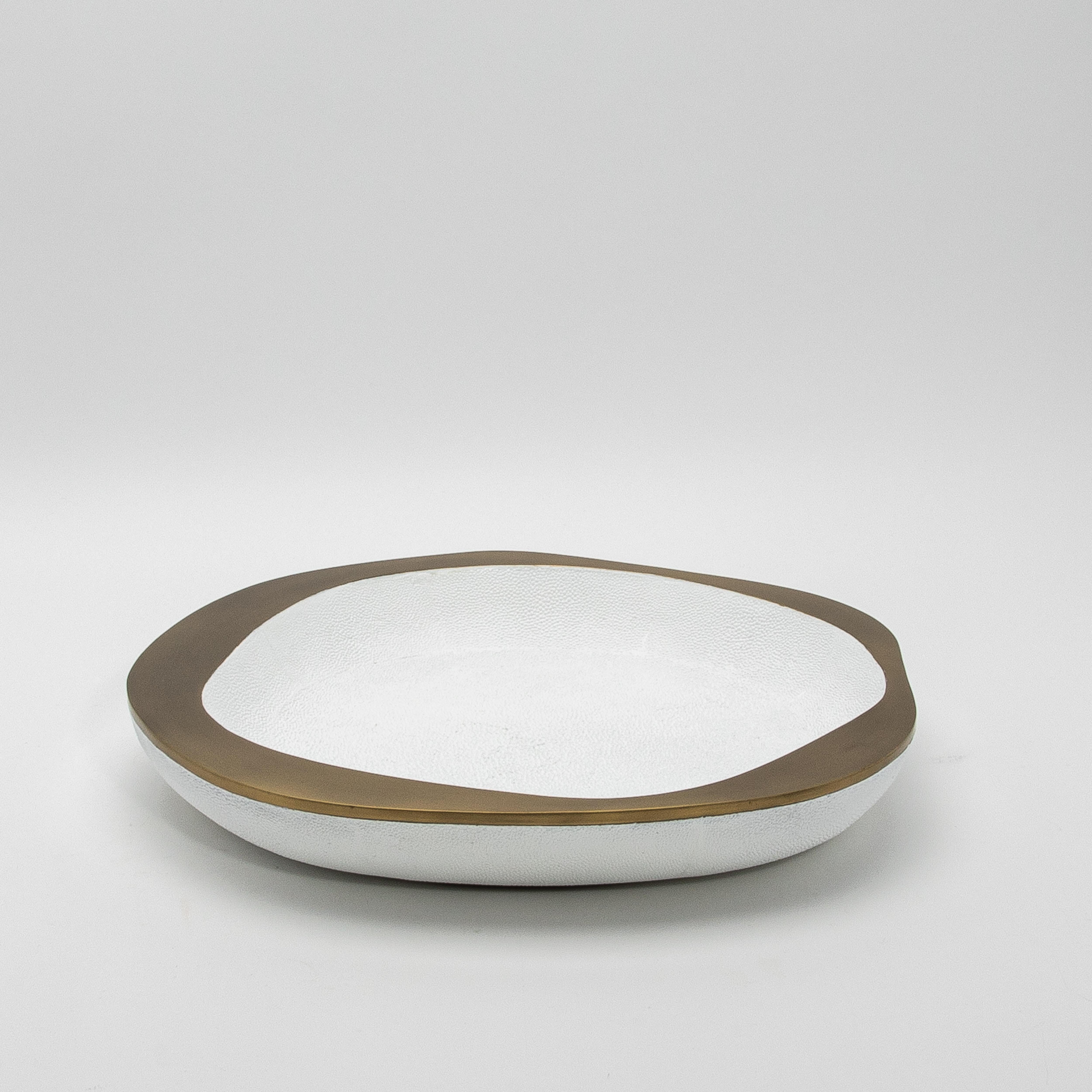 Art déco Bol en galuchat blanc avec détails en laiton patiné bronze par R&Y Augousti en vente