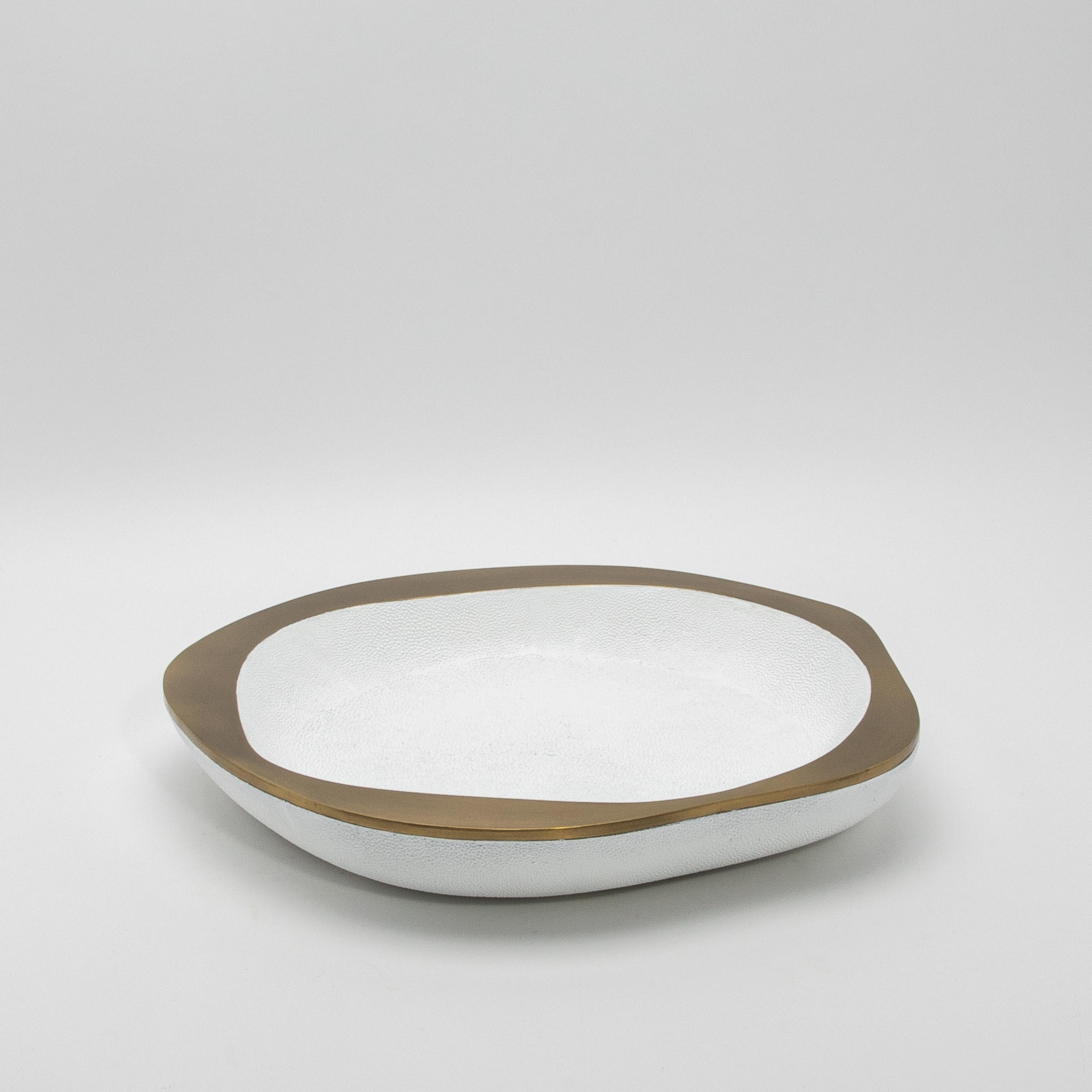 Philippin Bol en galuchat blanc avec détails en laiton patiné bronze par R&Y Augousti en vente