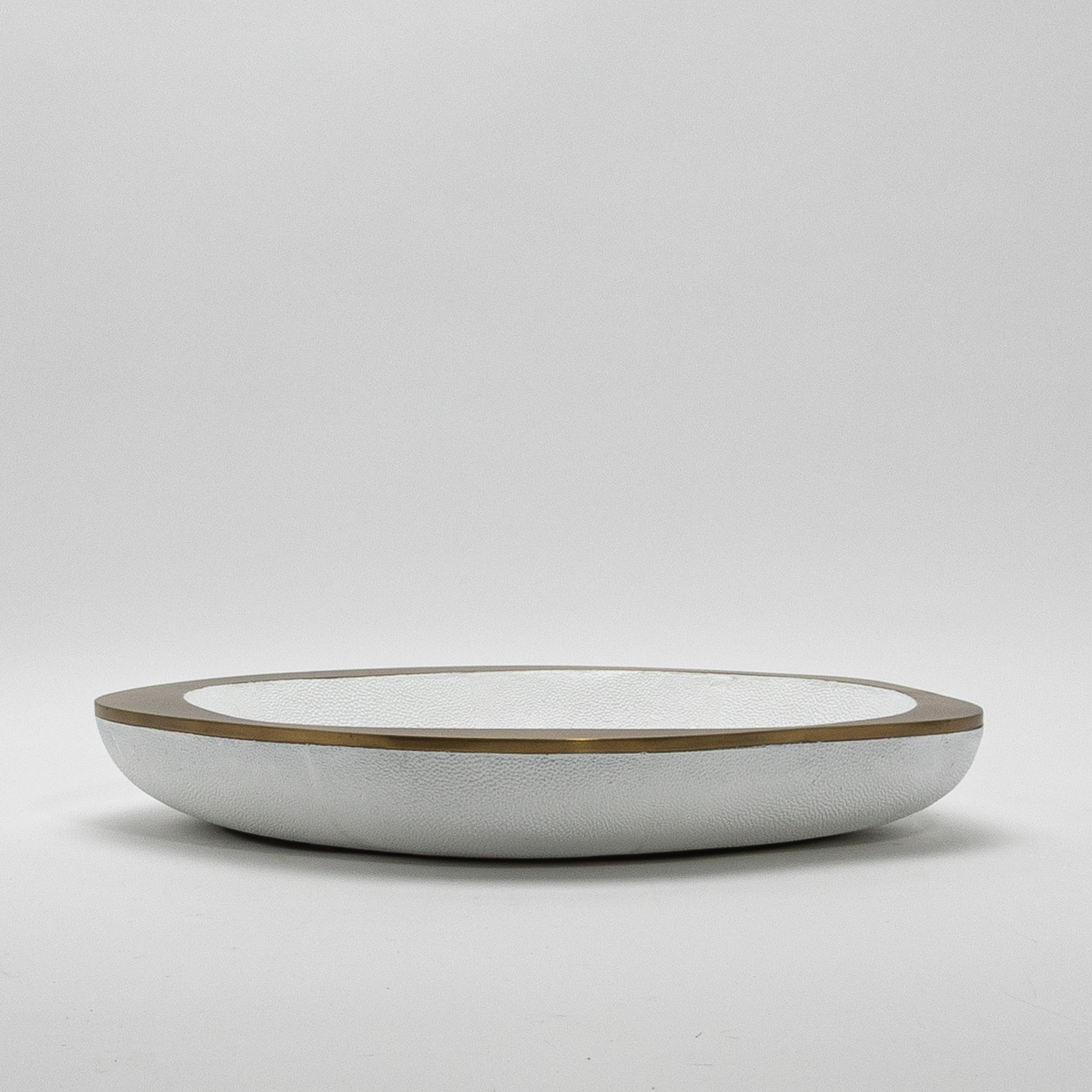 Fait main Bol en galuchat blanc avec détails en laiton patiné bronze par R&Y Augousti en vente