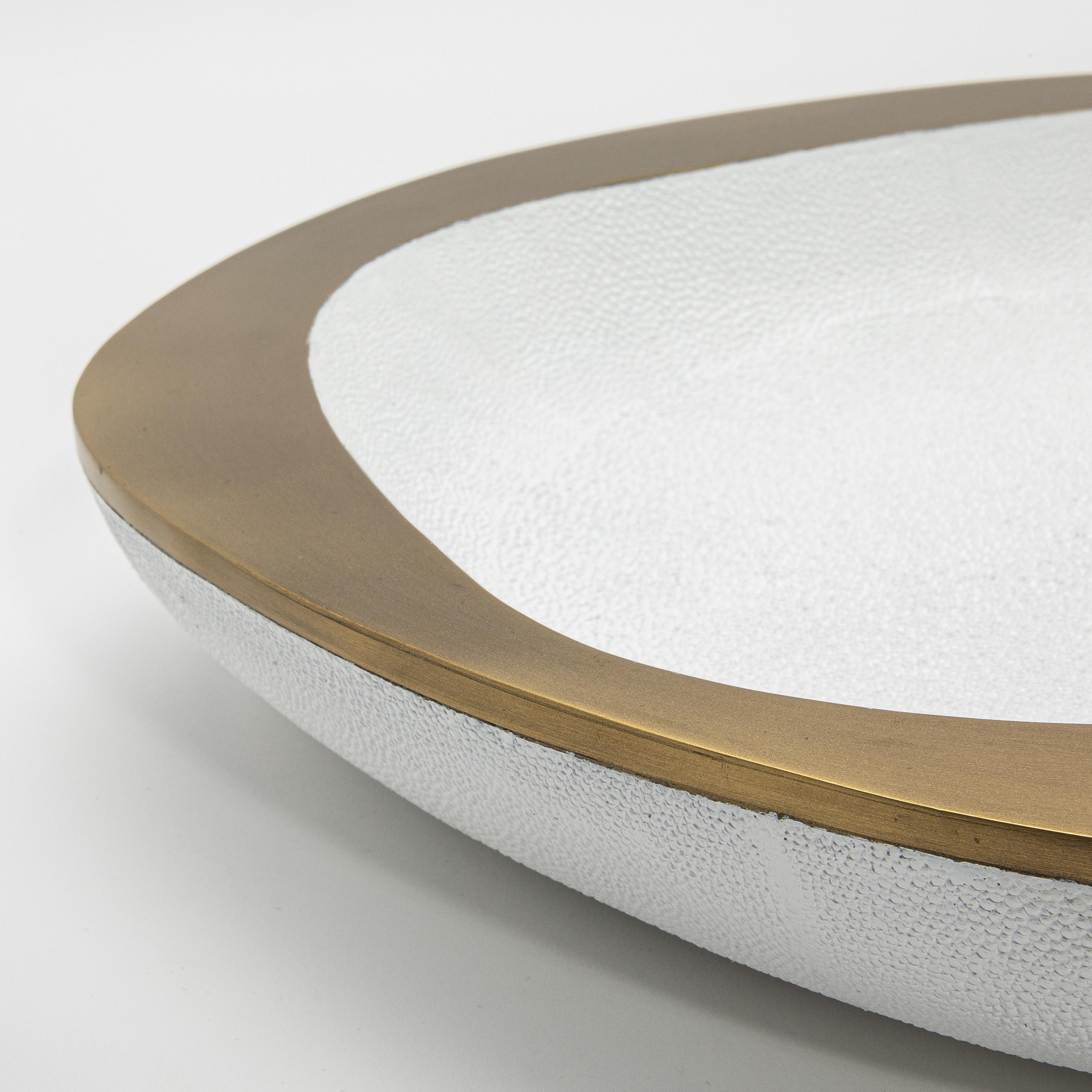 XXIe siècle et contemporain Bol en galuchat blanc avec détails en laiton patiné bronze par R&Y Augousti en vente