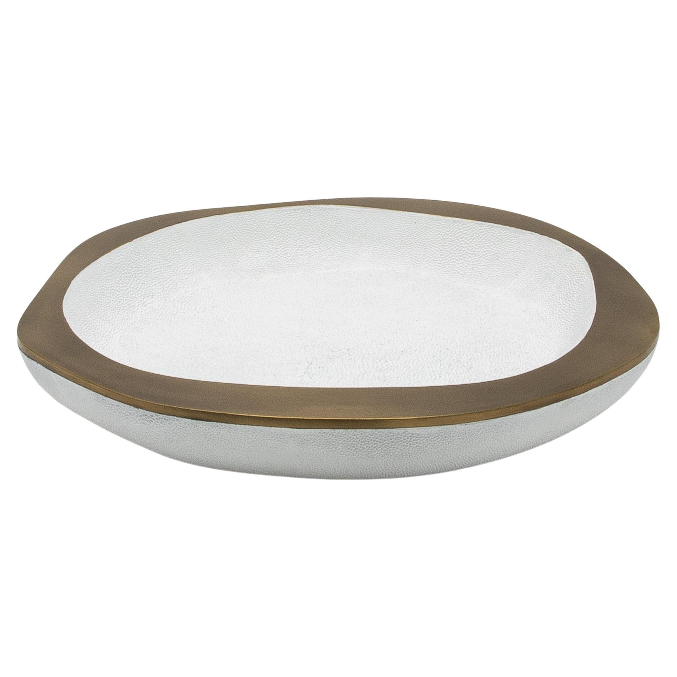 Bol en galuchat blanc avec détails en laiton patiné bronze par R&Y Augousti