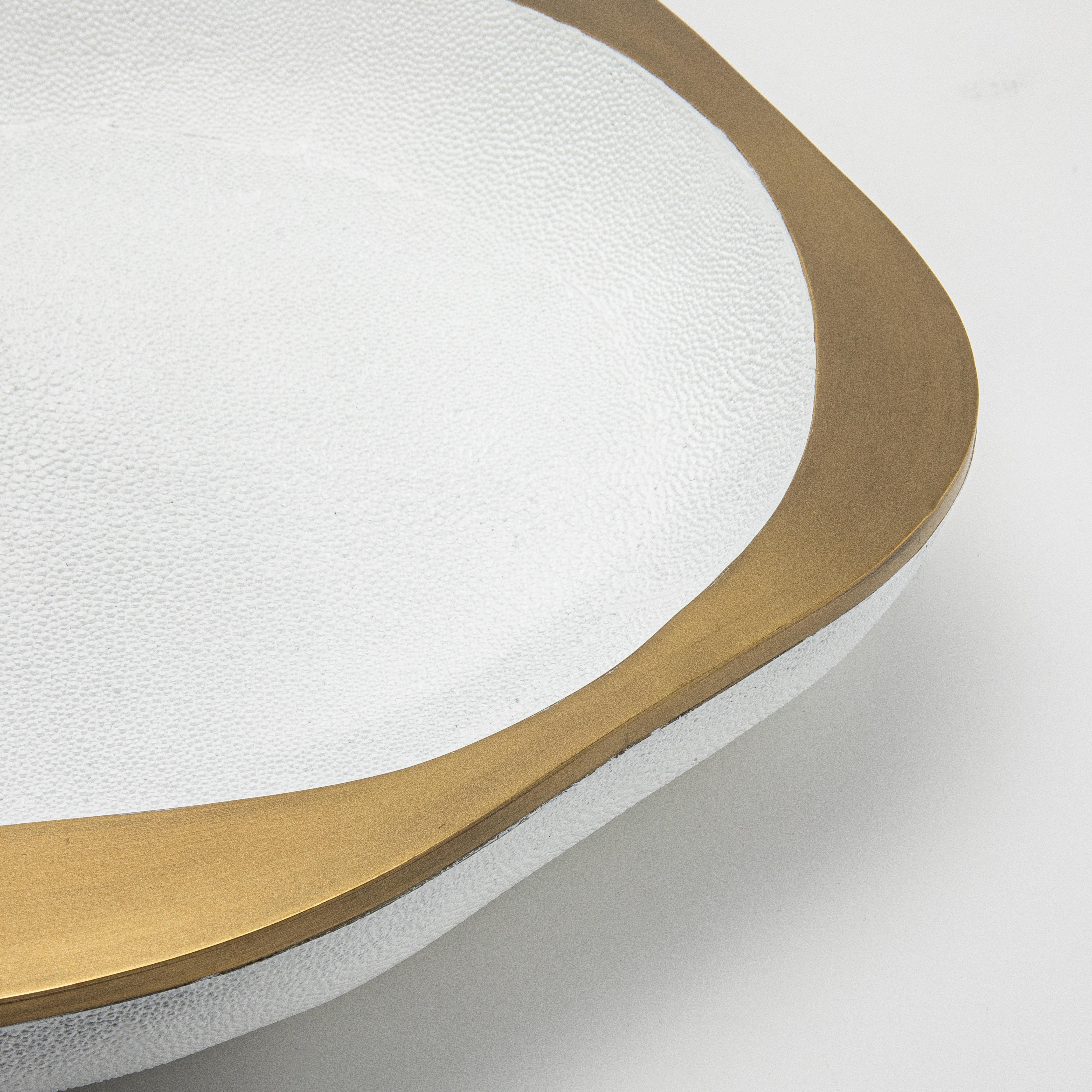 Bol en galuchat blanc avec patine bronze Détails en laiton R&Y Augousti en vente 2