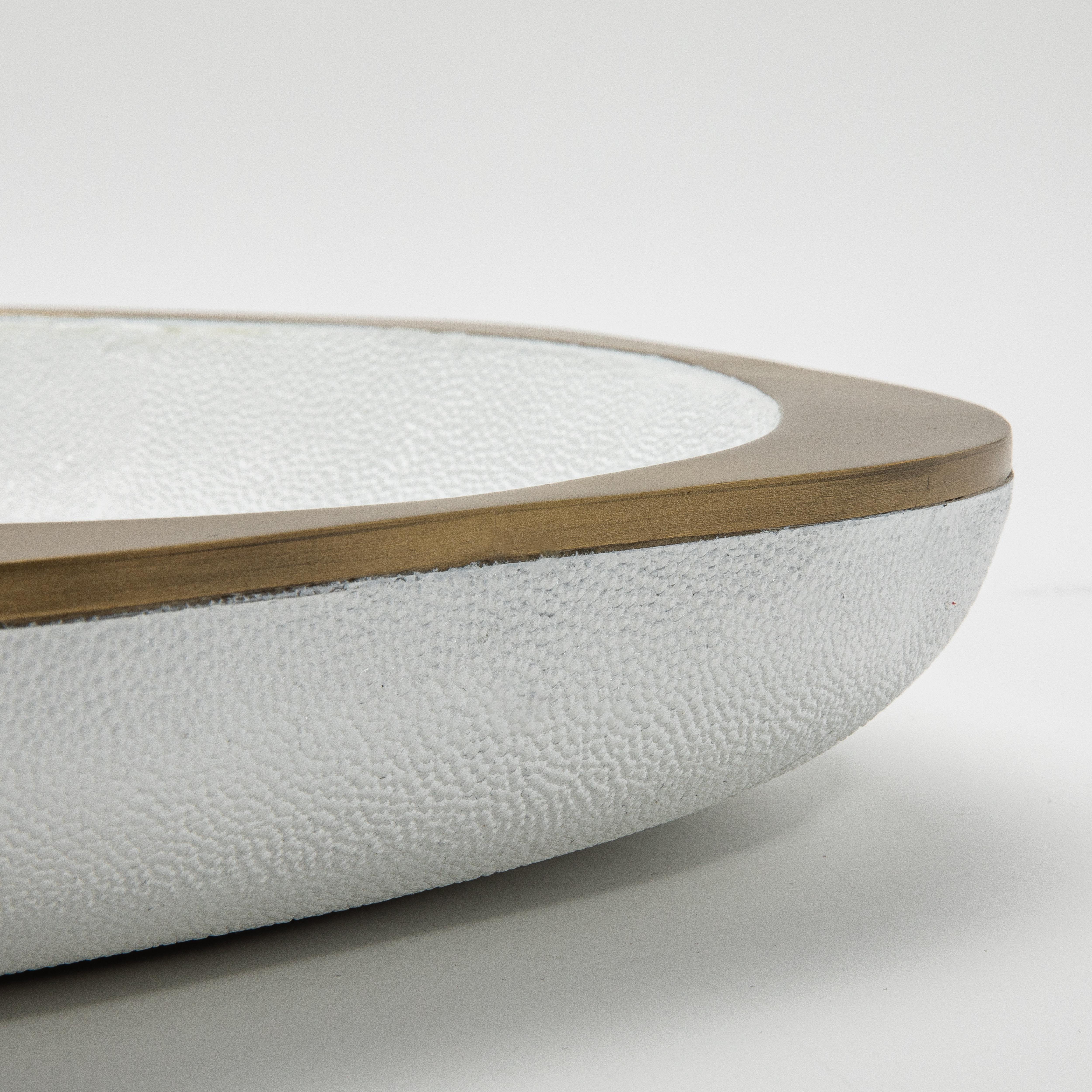 Bol en galuchat blanc avec patine bronze Détails en laiton R&Y Augousti en vente 4