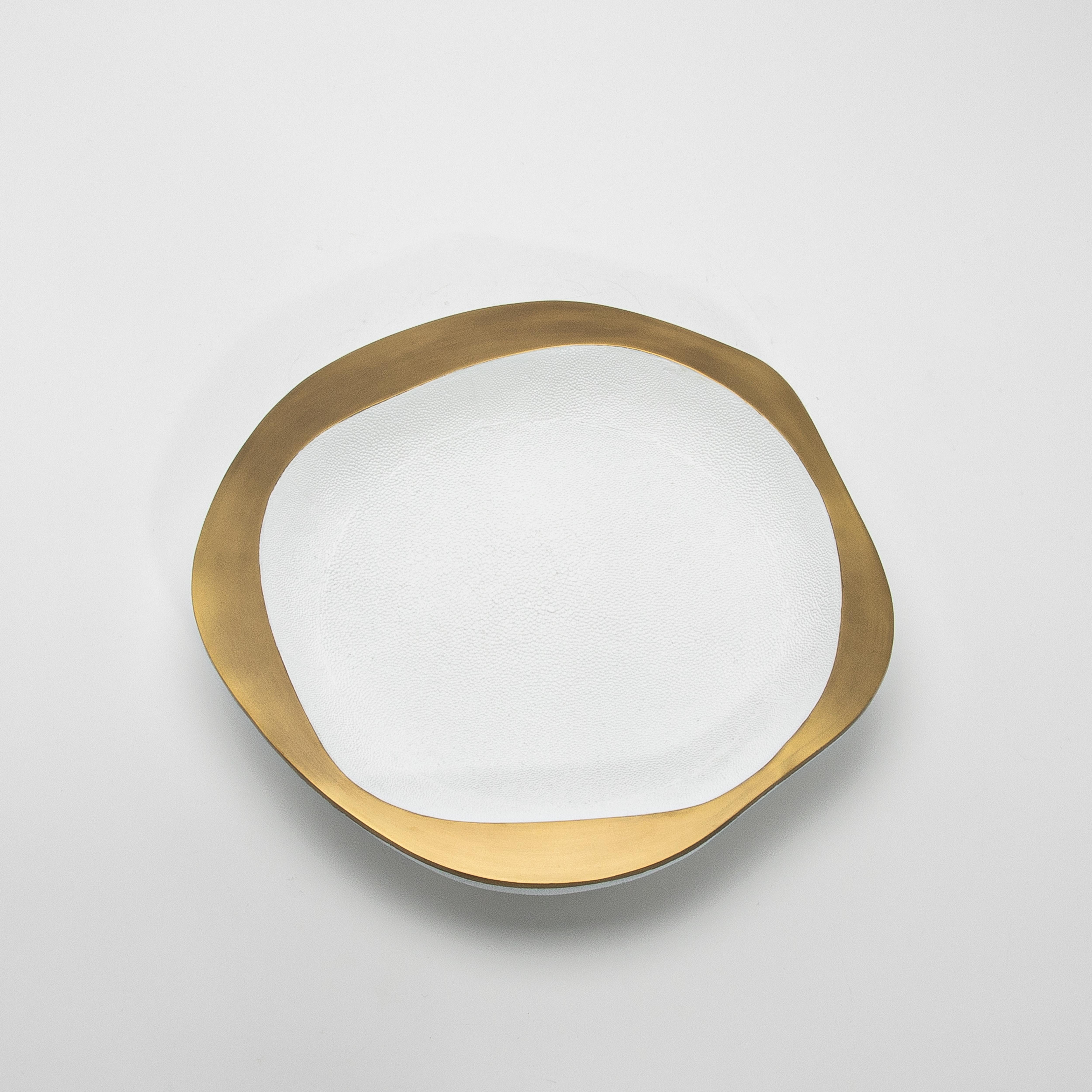 Fait main Bol en galuchat blanc avec patine bronze Détails en laiton R&Y Augousti en vente