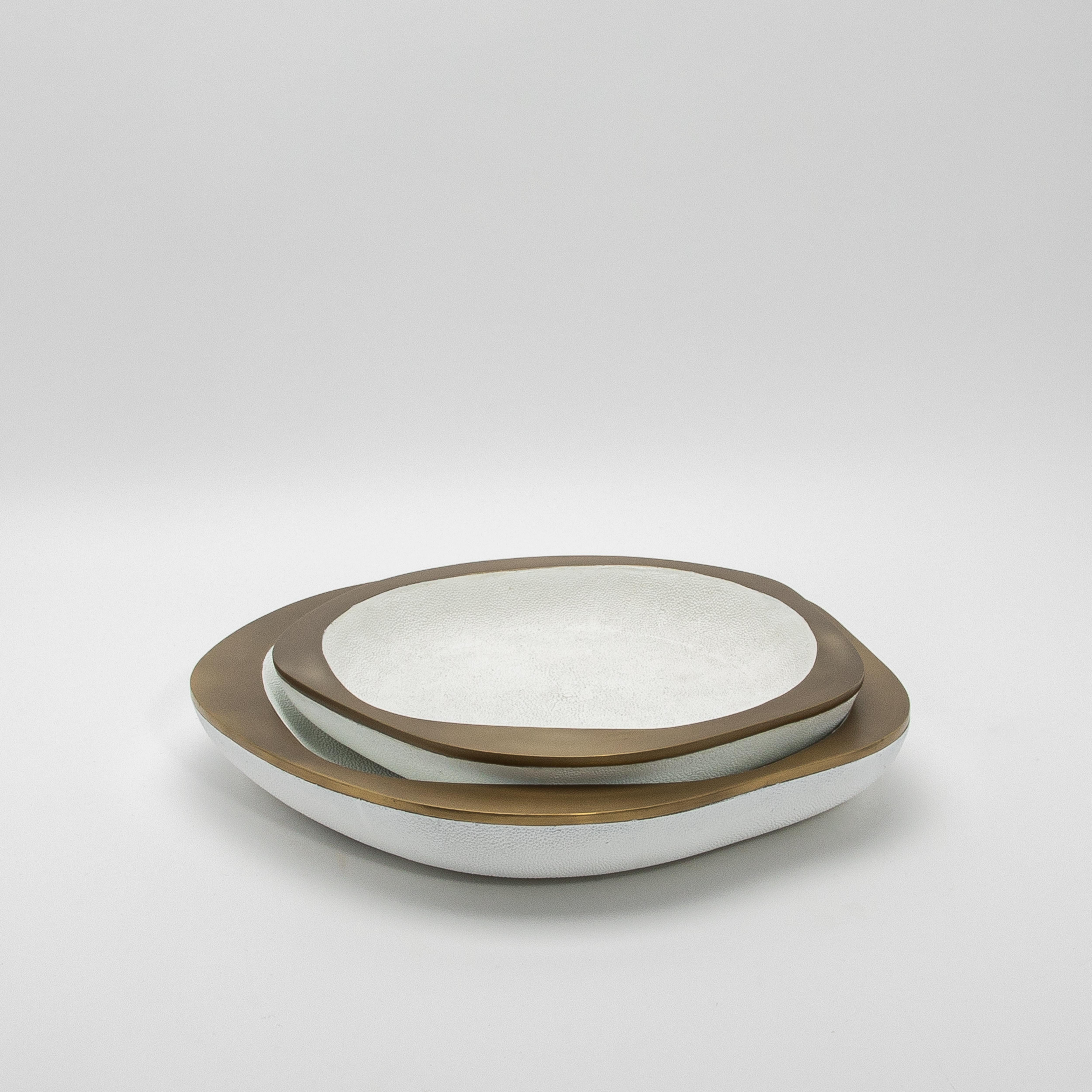 XXIe siècle et contemporain Bol en galuchat blanc avec patine bronze Détails en laiton R&Y Augousti en vente