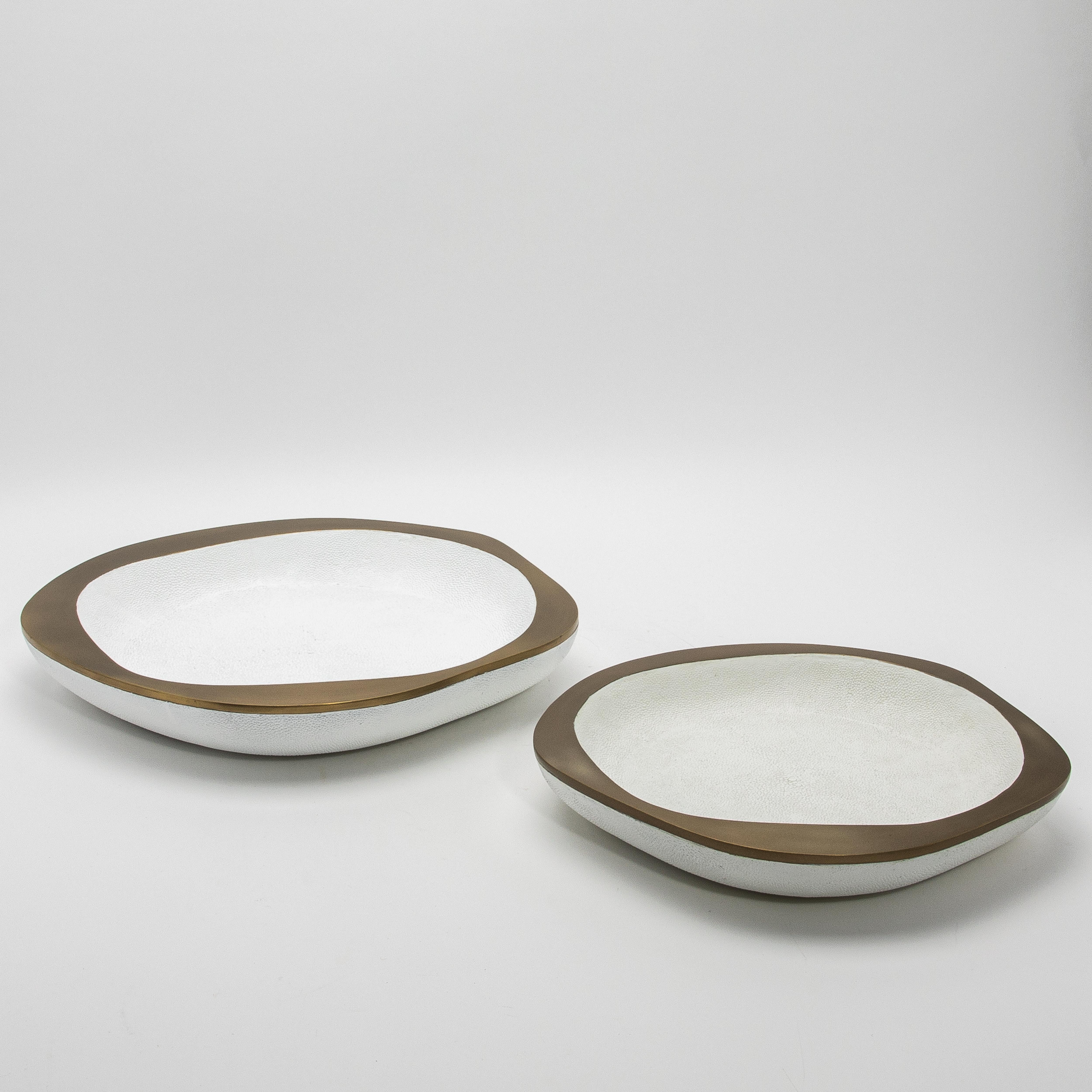 Bol en galuchat blanc avec patine bronze Détails en laiton R&Y Augousti en vente 1