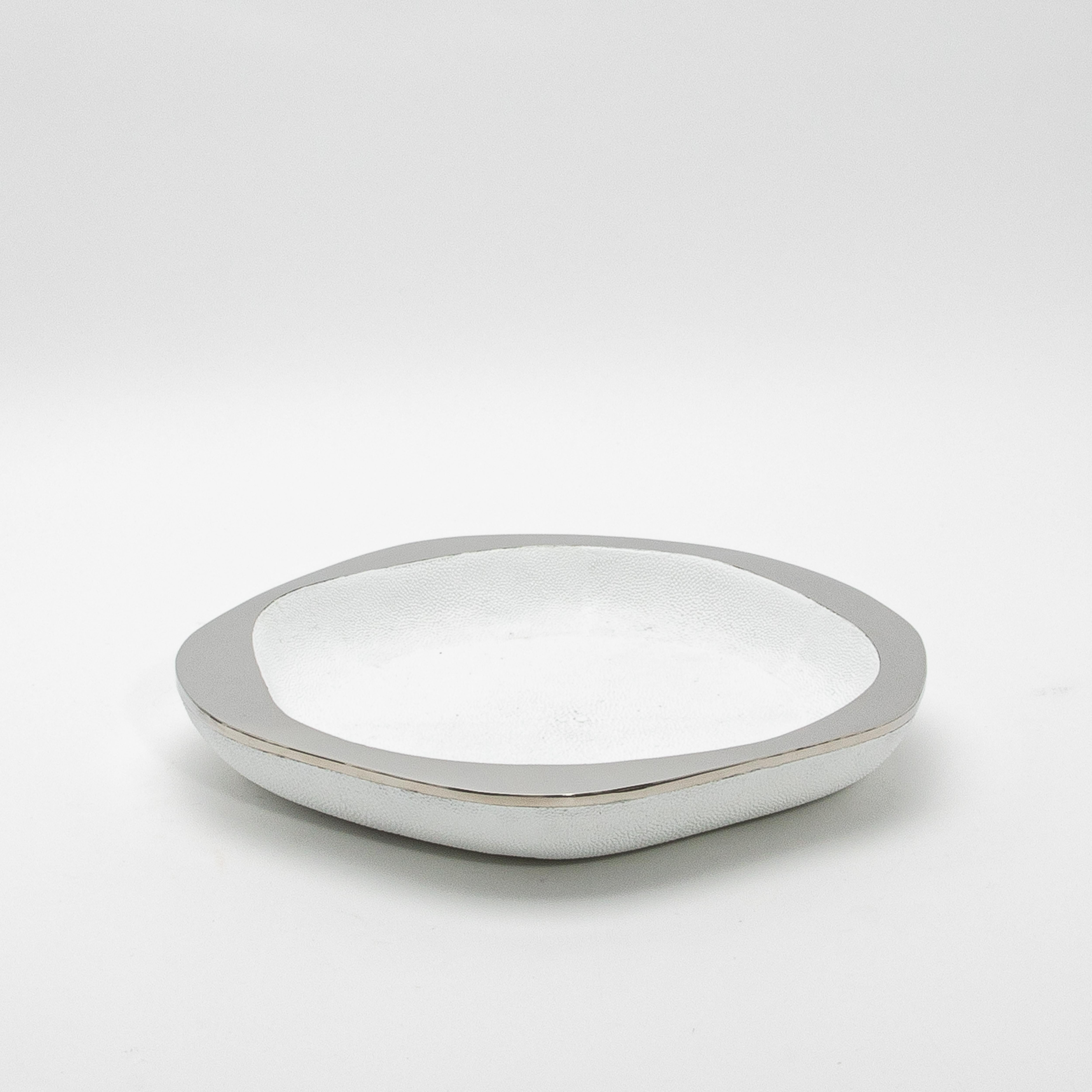 The White Shagreen & Stainless-Steel Lily Bowl M by R&Y Augousti is a stunning fusion of contemporary elegance and artisanal craftsmanship. The bowl’s textured surface, crafted from luxurious white shagreen, contrasts beautifully with the sleek,