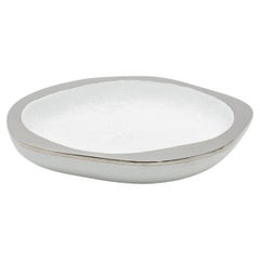 Cuenco moderno de piel de zapa blanca con detalles de acero inoxidable de R&Y Augousti